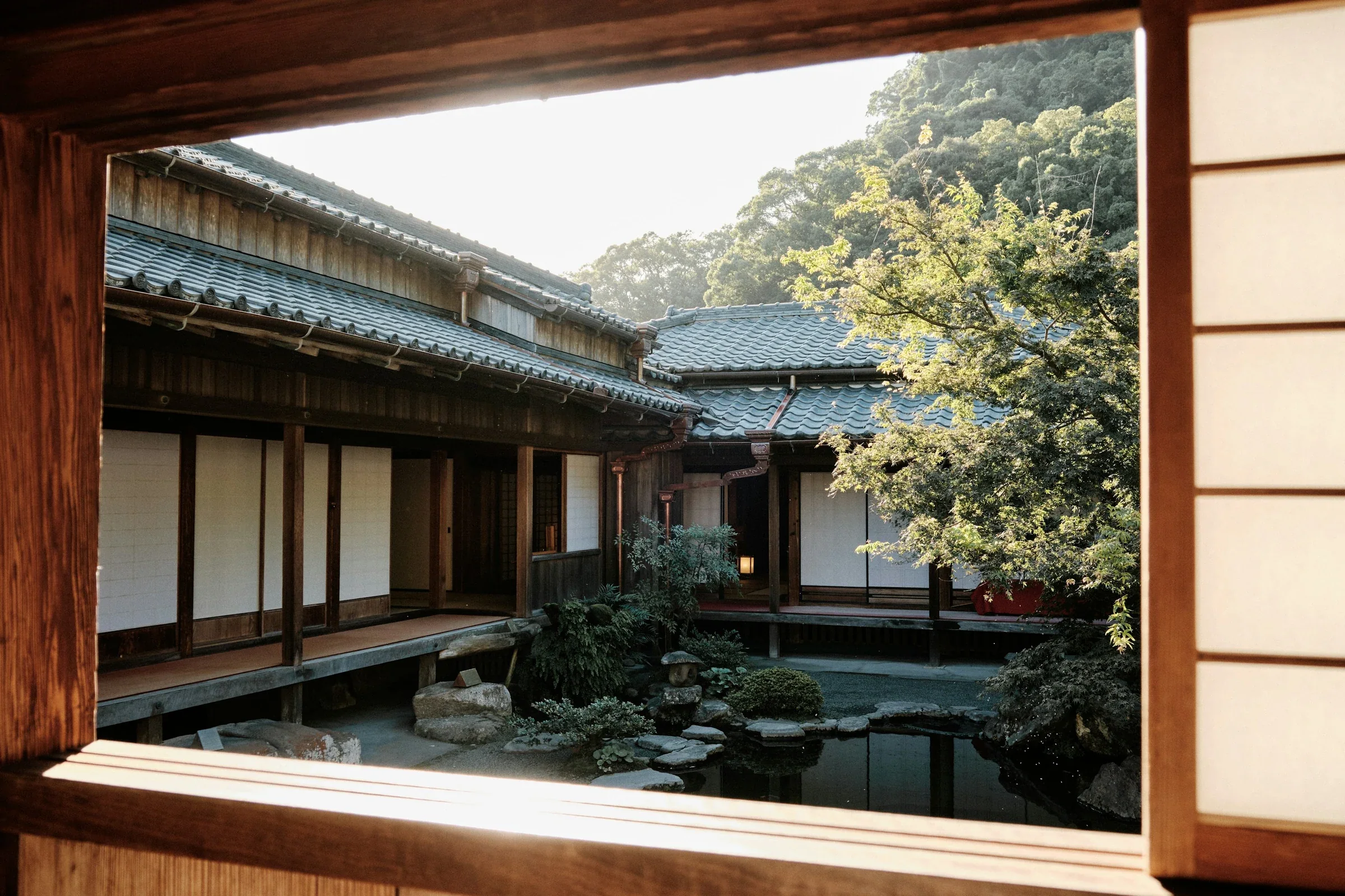 仙巖園御殿窗外的庭園景色