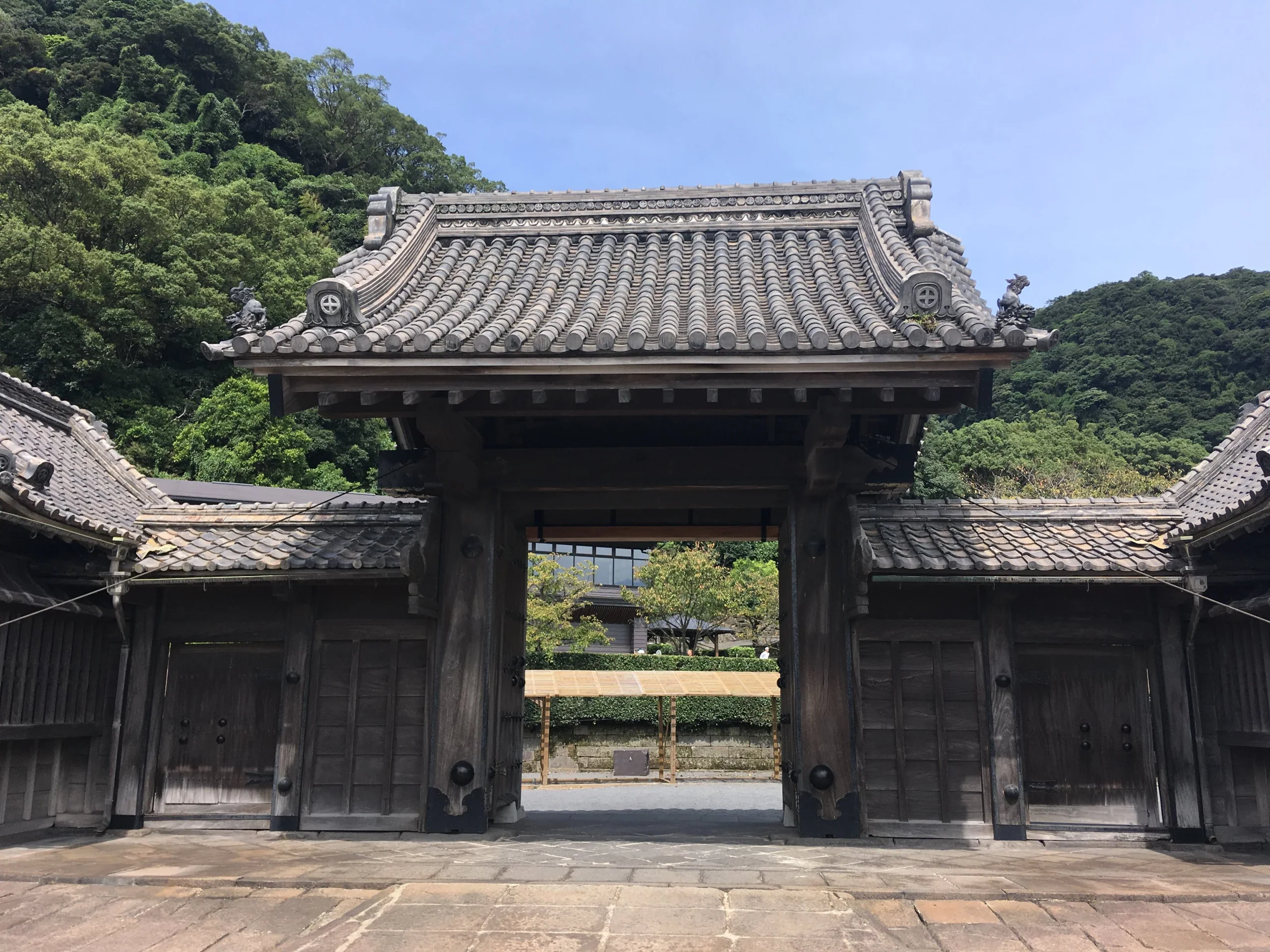 仙巖園木造正門與入口石板地面