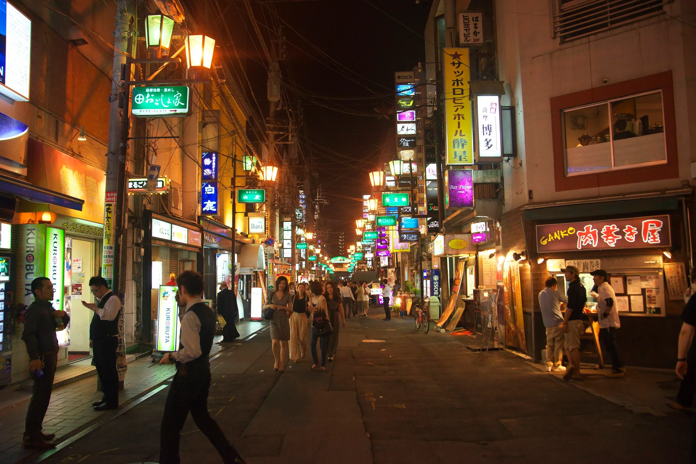 天文館夜間商店街的燈光、店面與行人