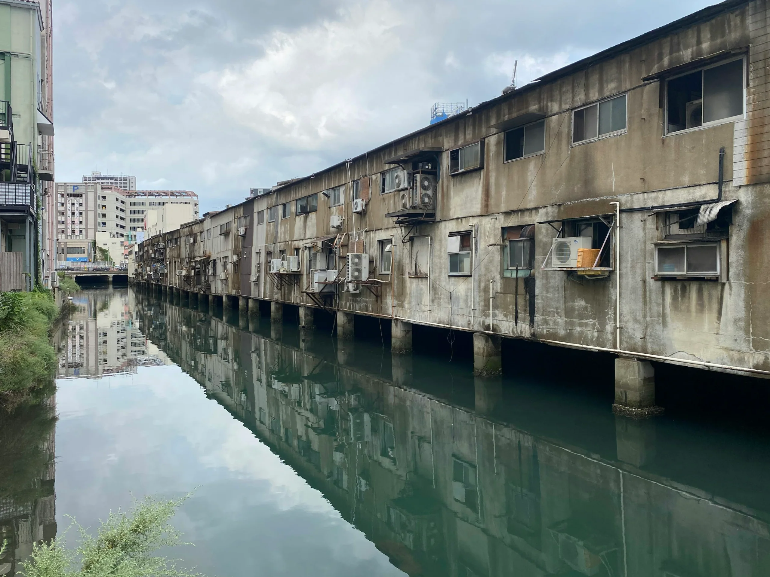 旦過市場旁的水道、舊式市場建築與通往市場的橋