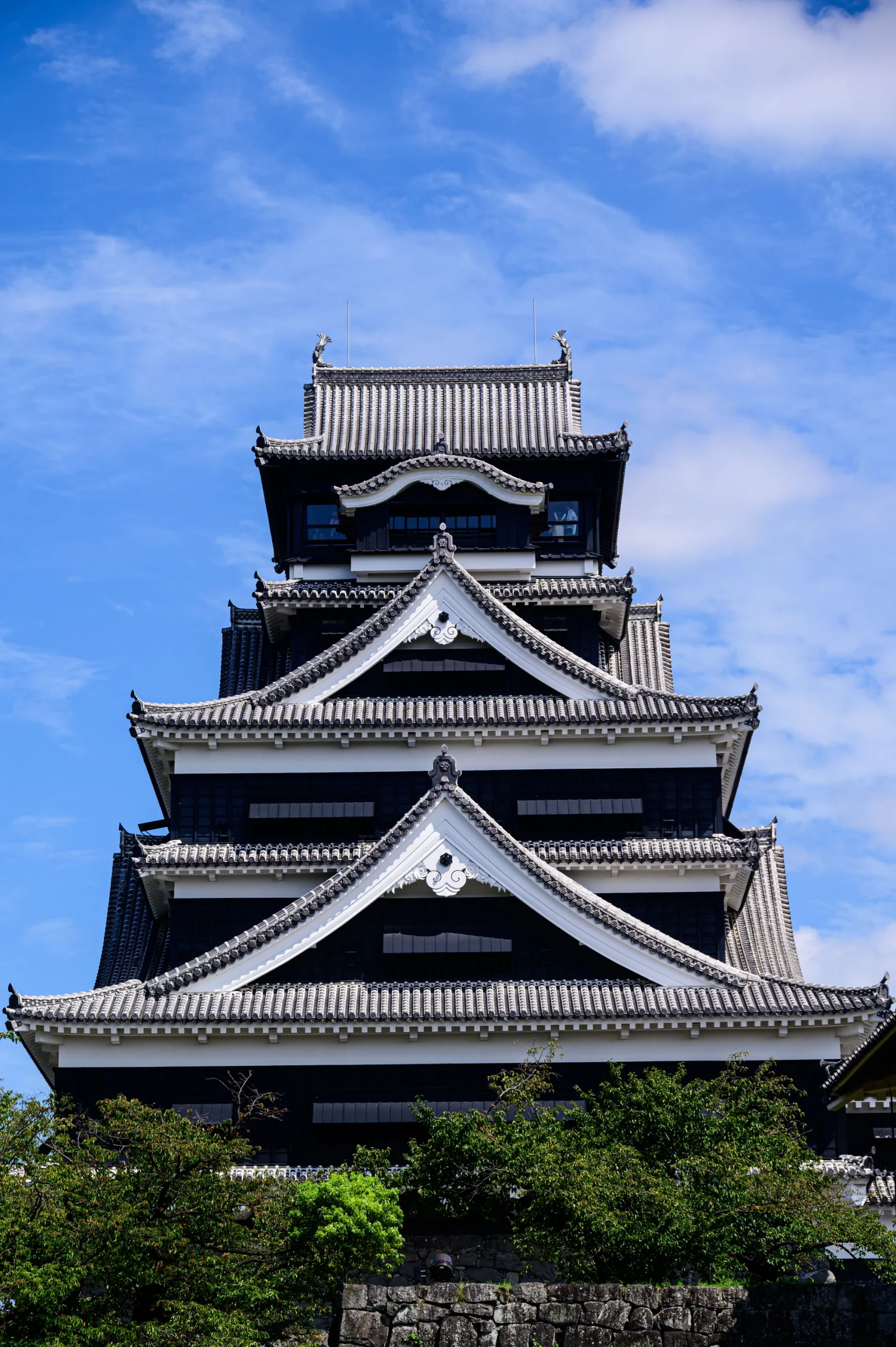 熊本城大天守近景、層疊屋簷與石垣
