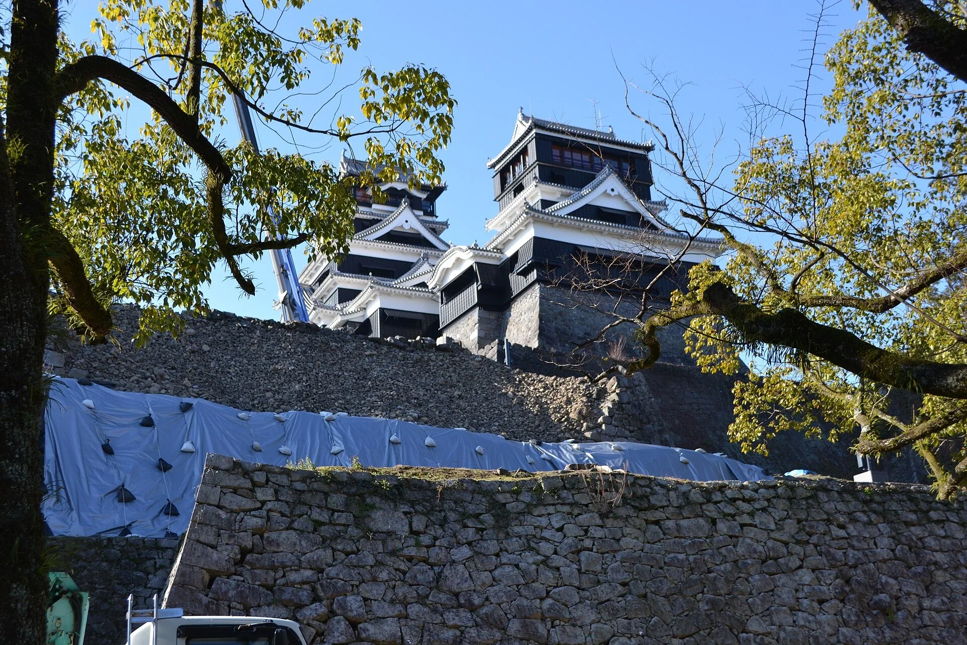 熊本城天守與修復中的石垣