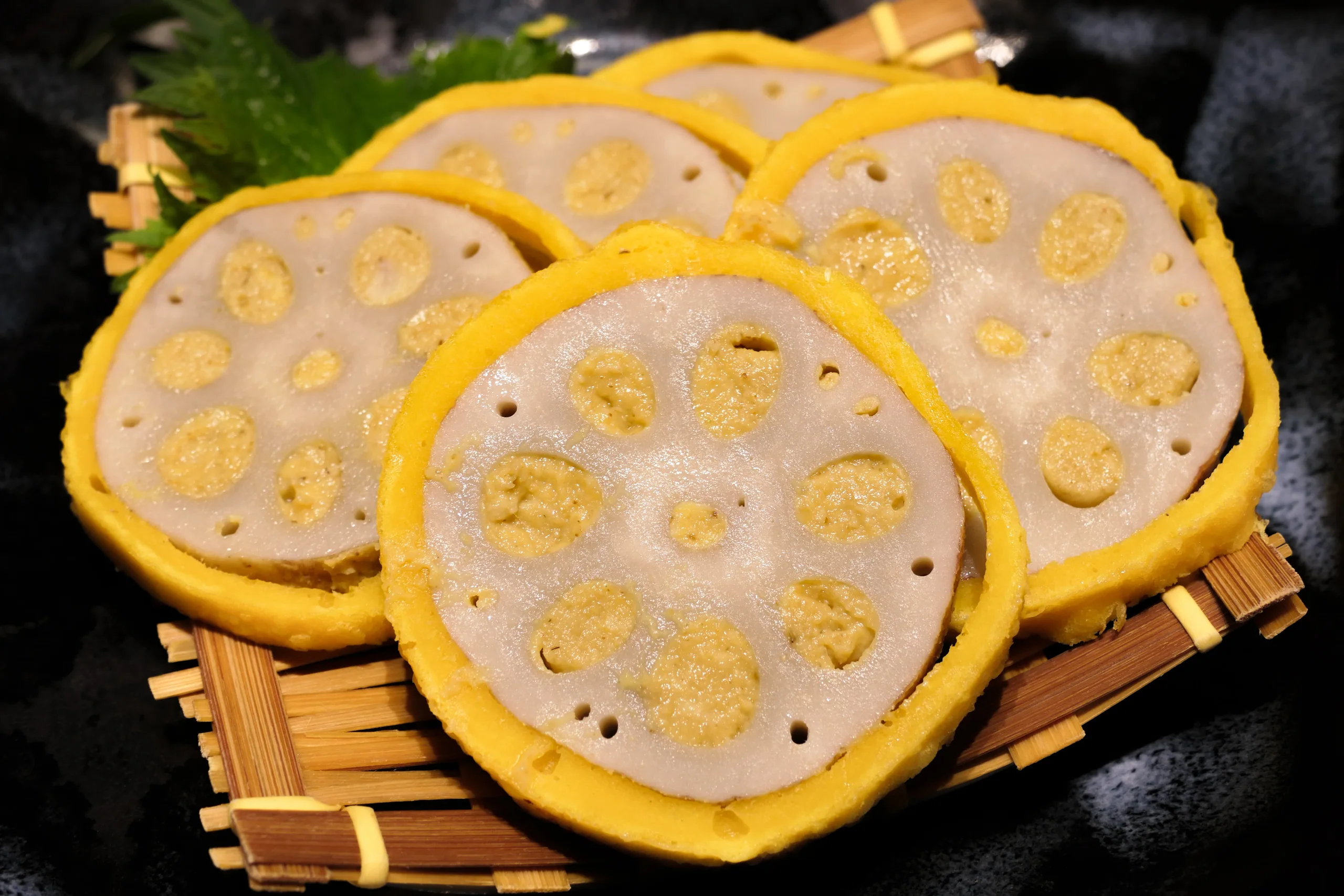 黃色外衣包裹的辛子蓮根切片，切面可見蓮藕孔內的辛子味噌