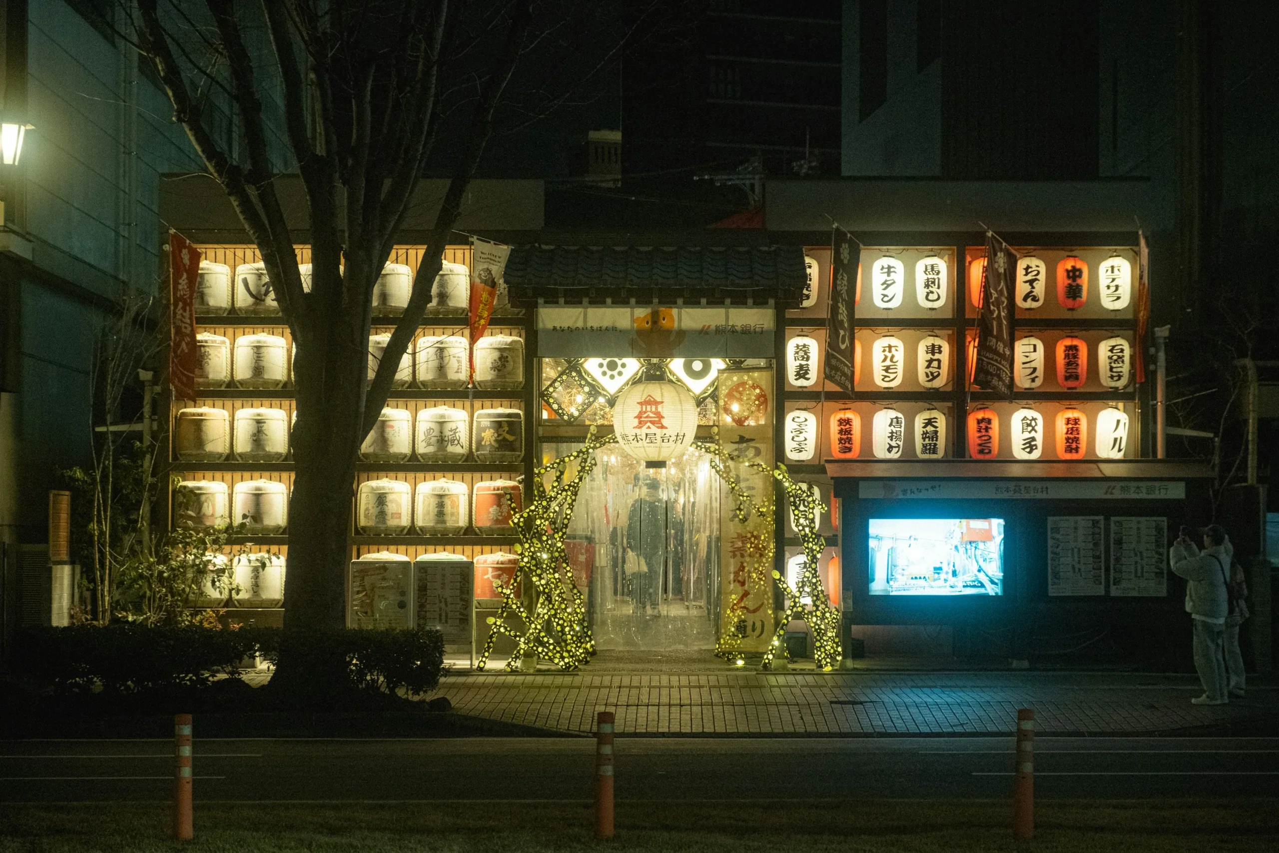 熊本市區夜間亮起多排燈籠的餐飲店外觀