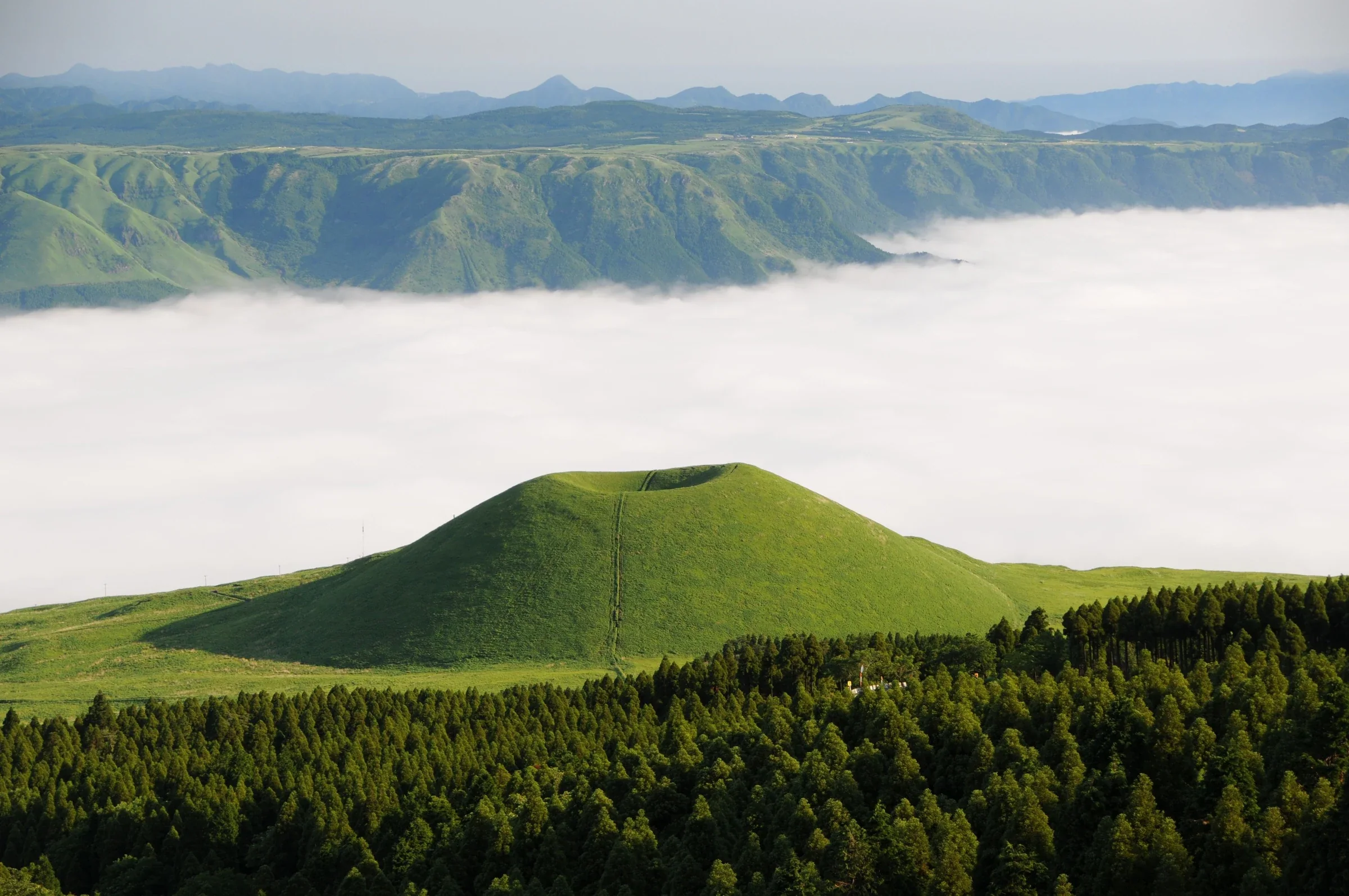 阿蘇綠色山丘被雲霧環繞的實景