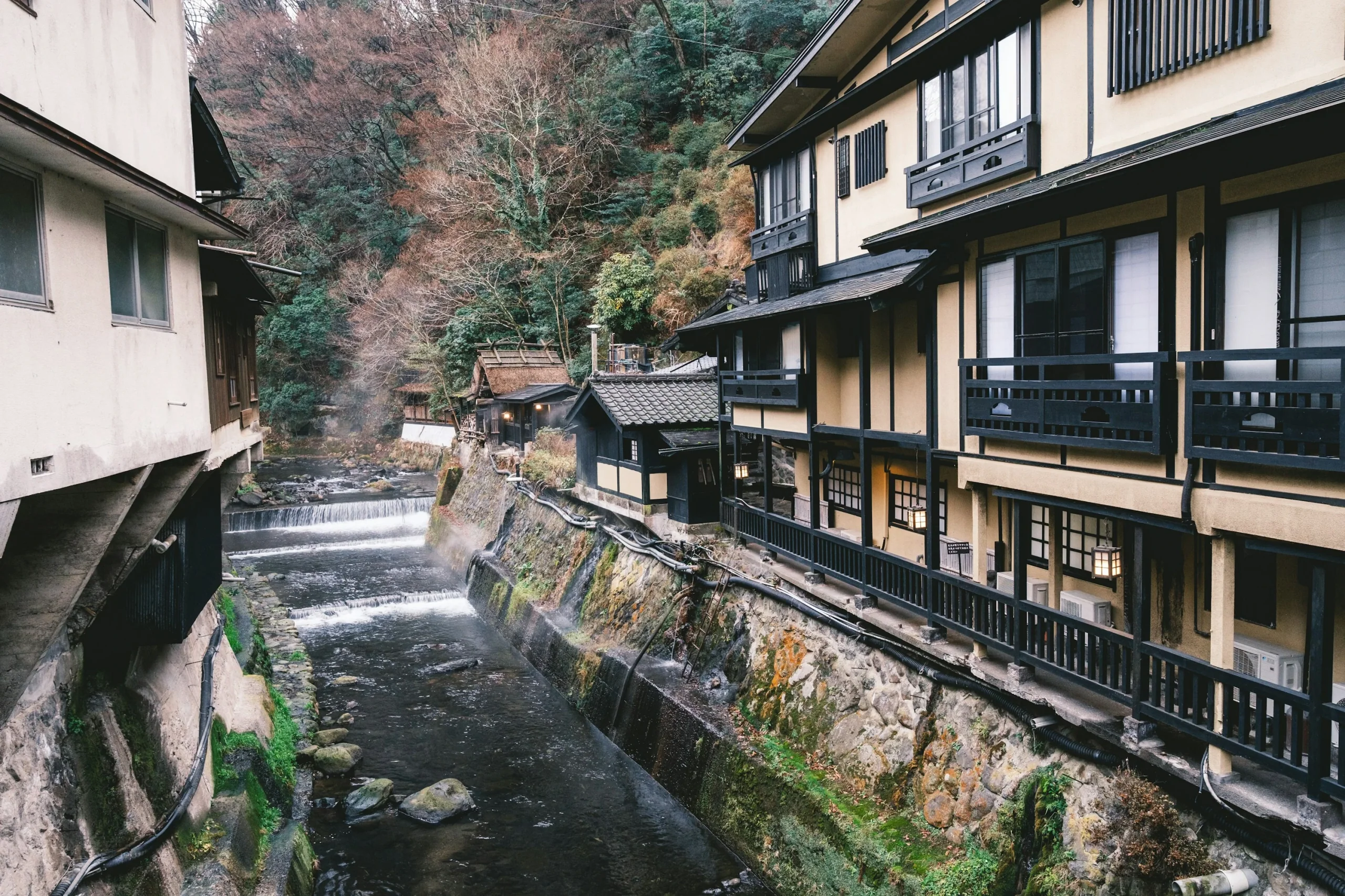 黑川溫泉溪流旁沿河而建的旅館建築