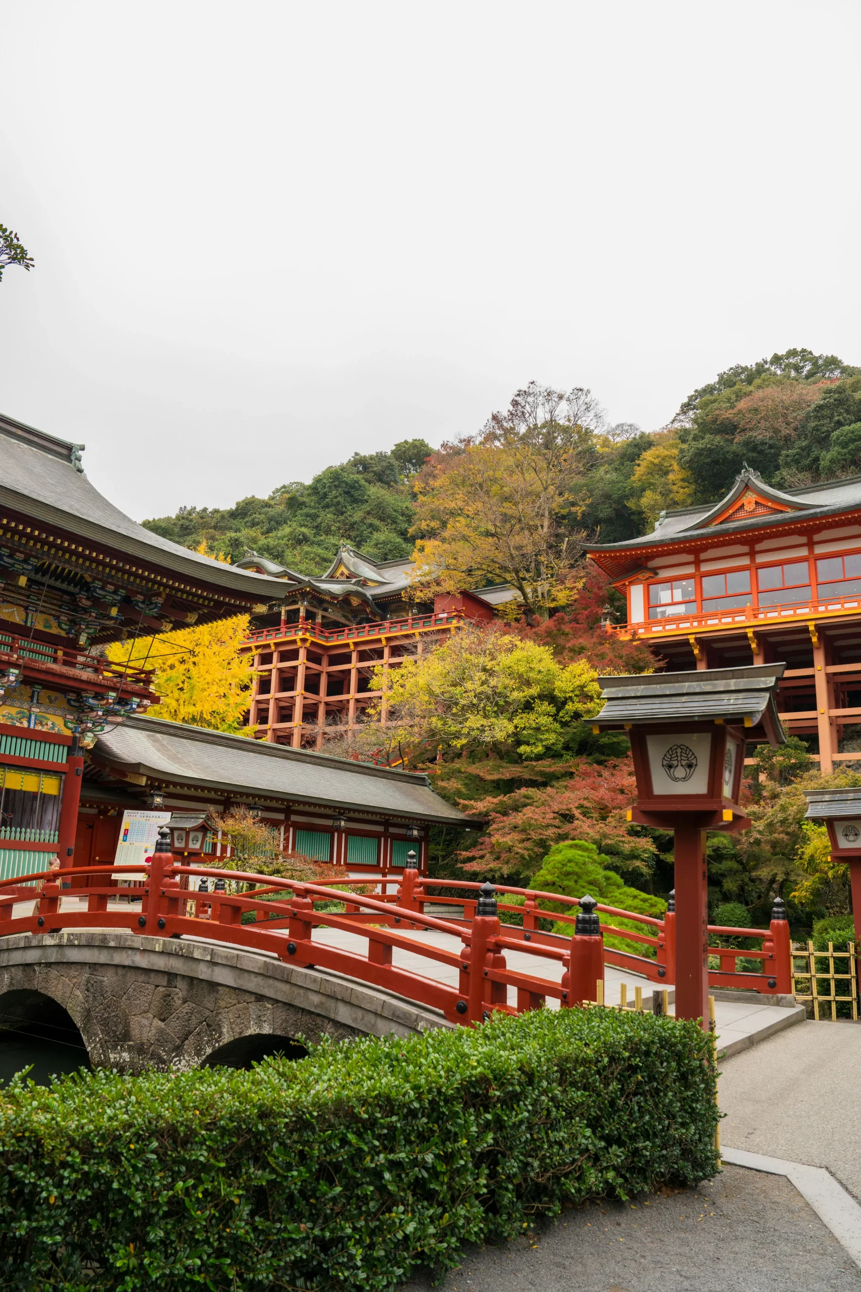祐德稻荷神社朱紅色社殿依山而建，石階與鳥居連接參拜區域
