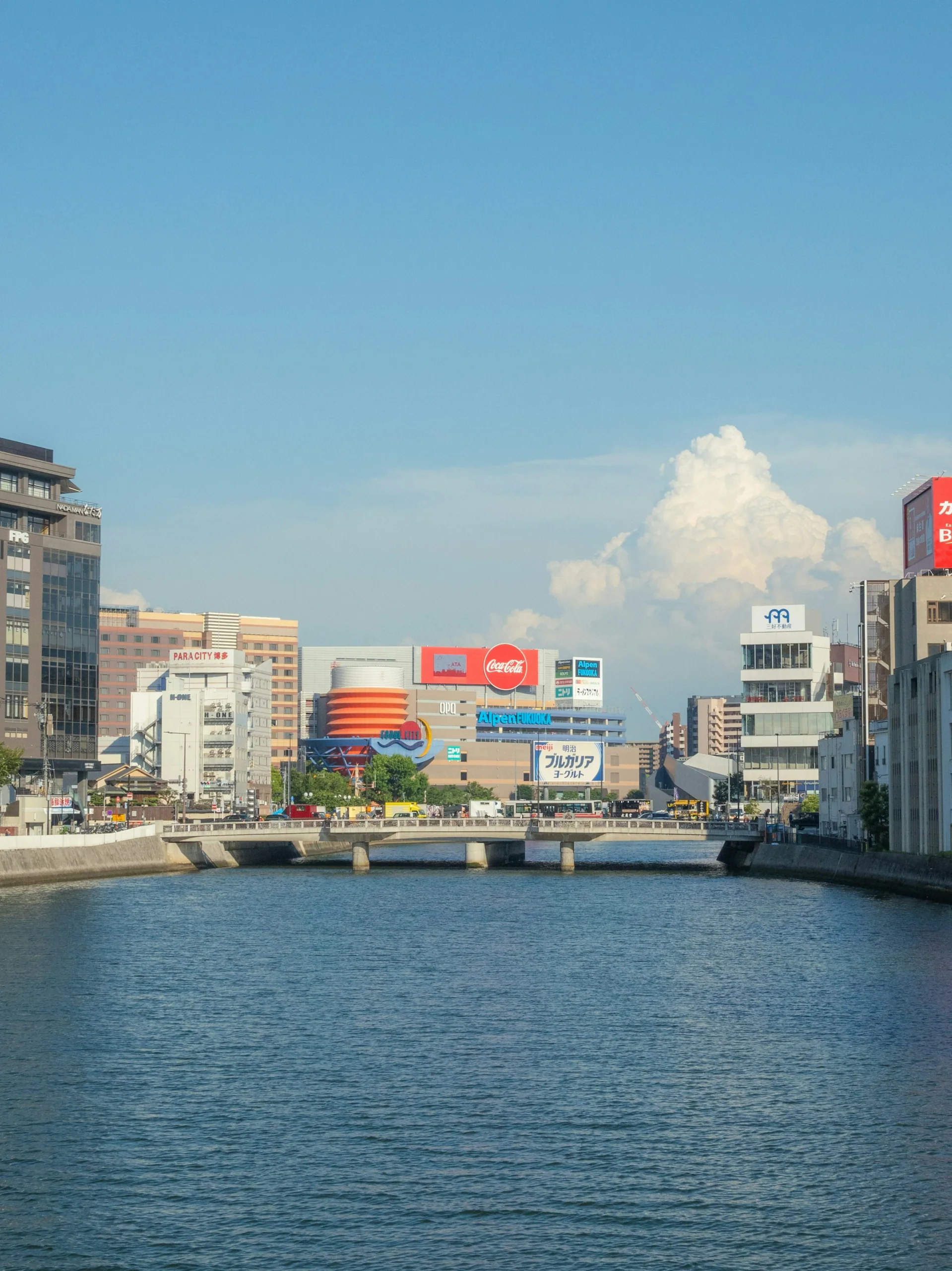 福岡市區河岸、橋樑與兩岸建築的實景照片