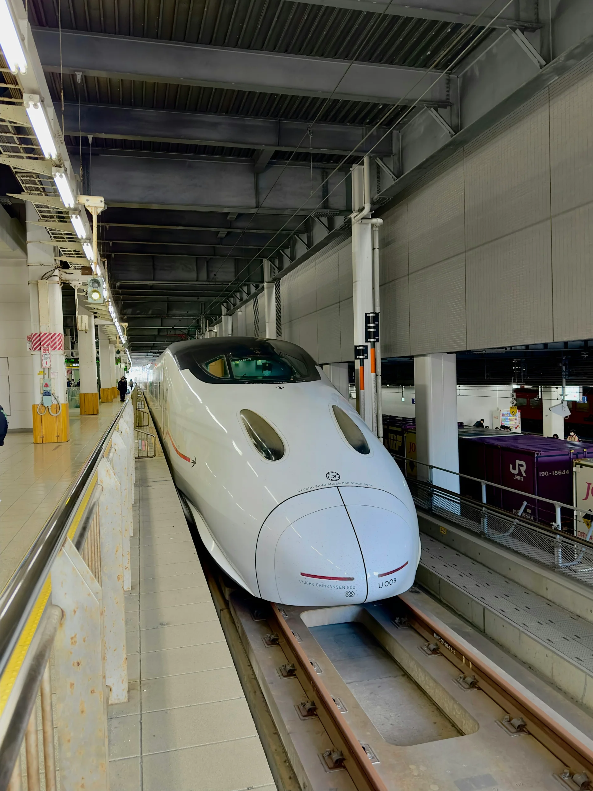 博多站月台上的九州新幹線列車
