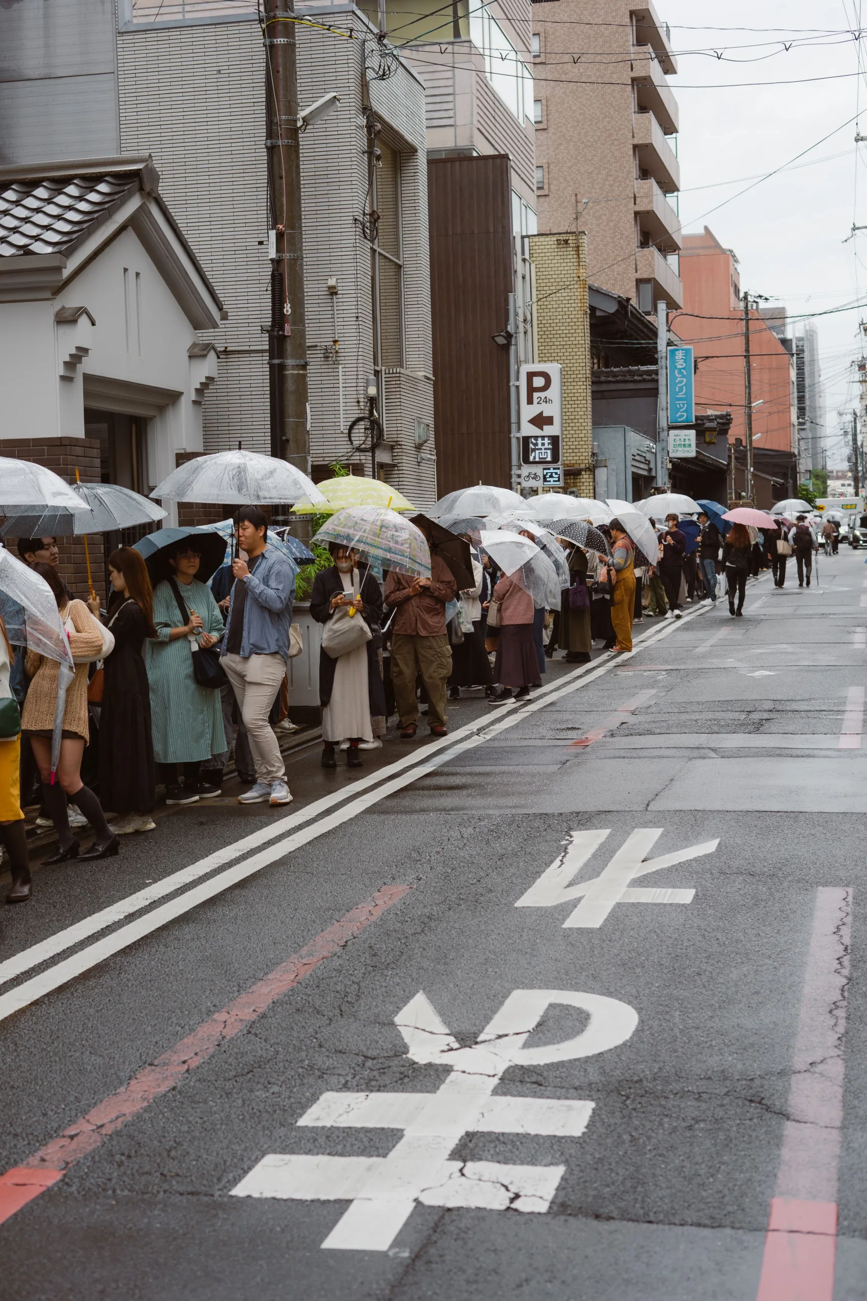 日本雨天街道上的行人撐傘而行