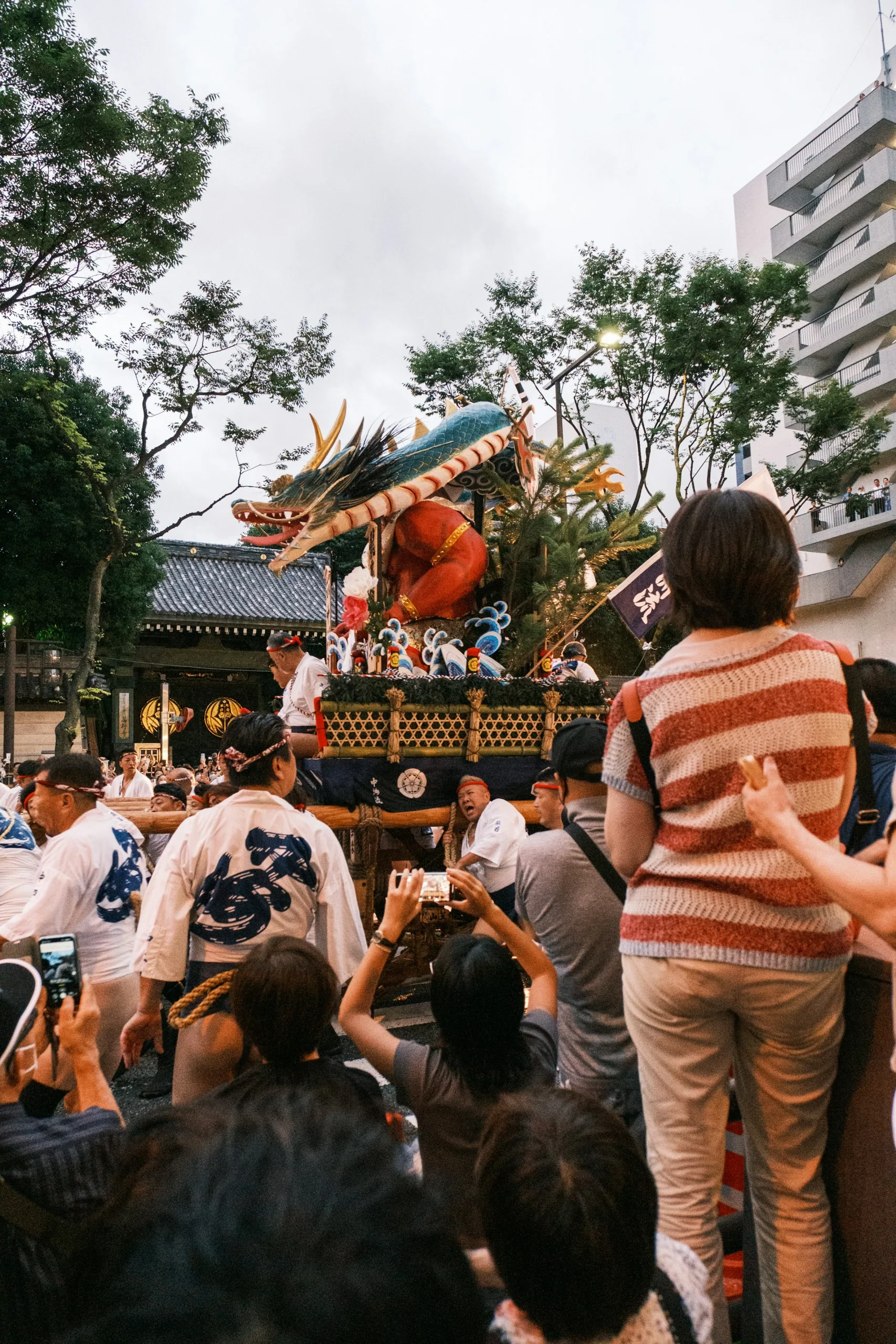 博多夏季祭典中參加者與山笠花車聚集在街道上