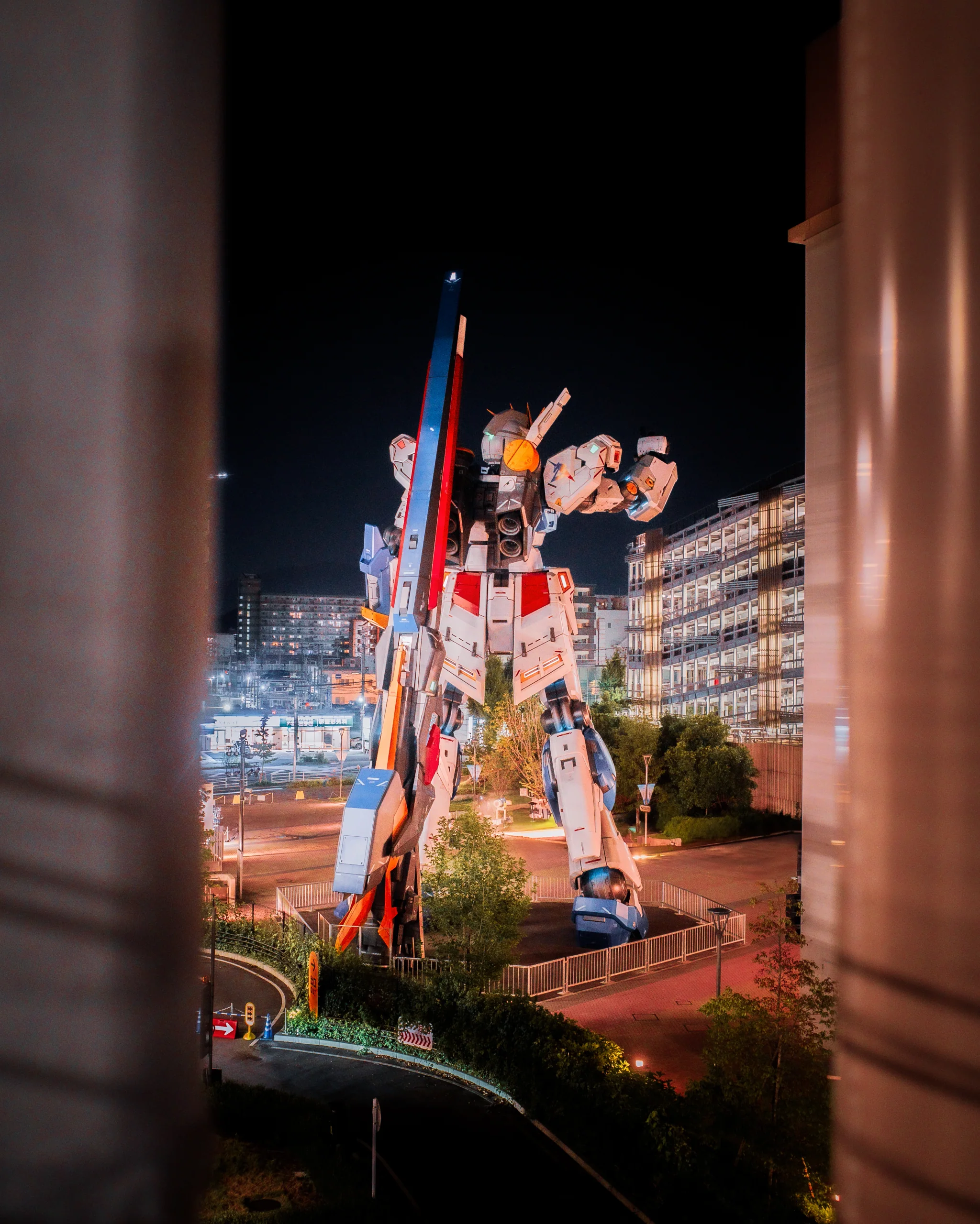 LaLaport 福岡外牆與夜間 RX-93ff ν 鋼彈立像
