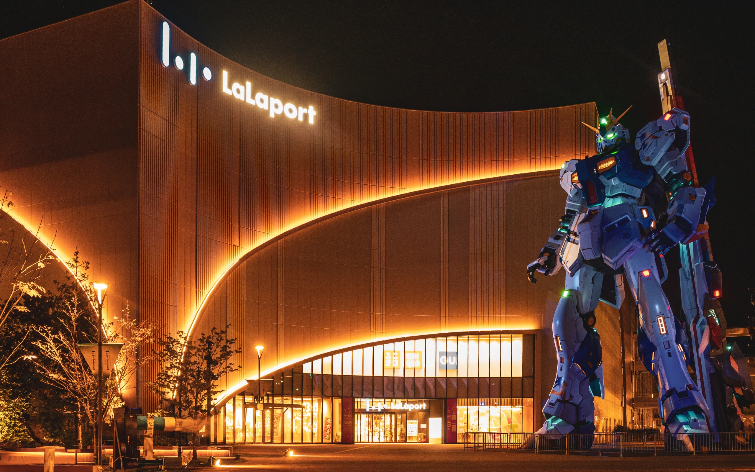LaLaport 福岡外牆標誌與夜間 RX-93ff ν 鋼彈立像