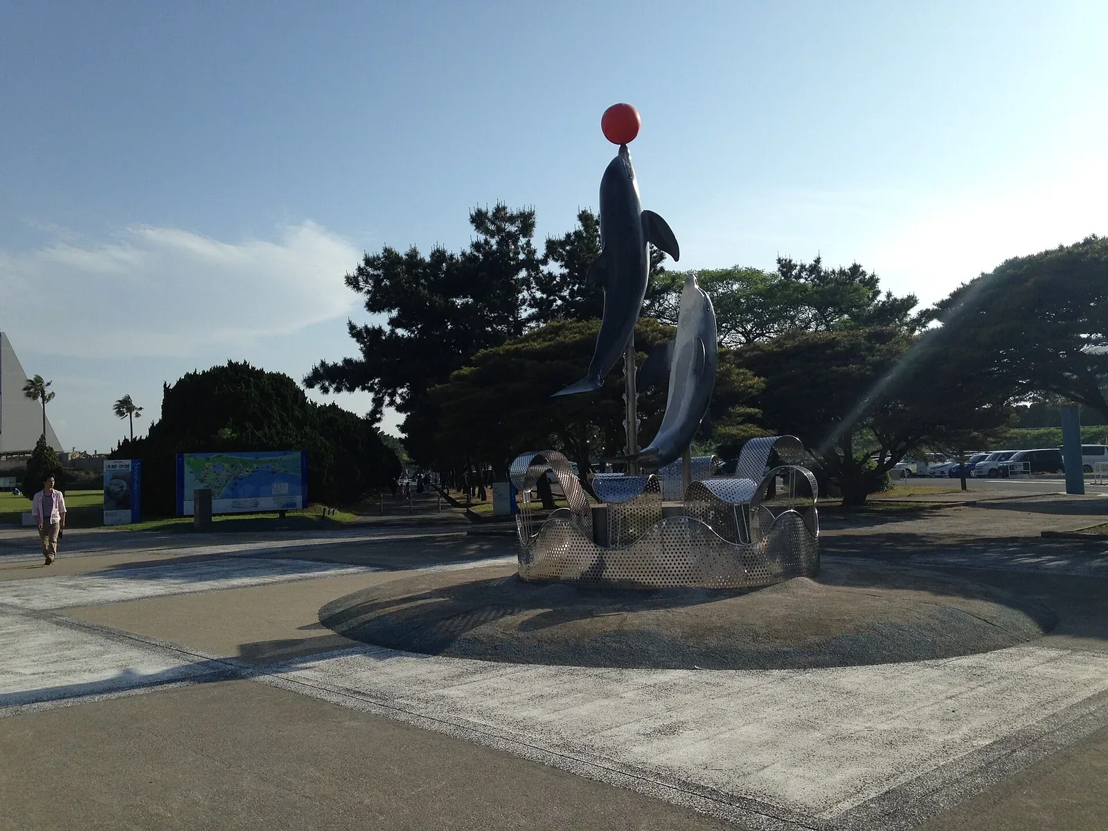 Marine World海之中道入口附近海豚雕塑資料照