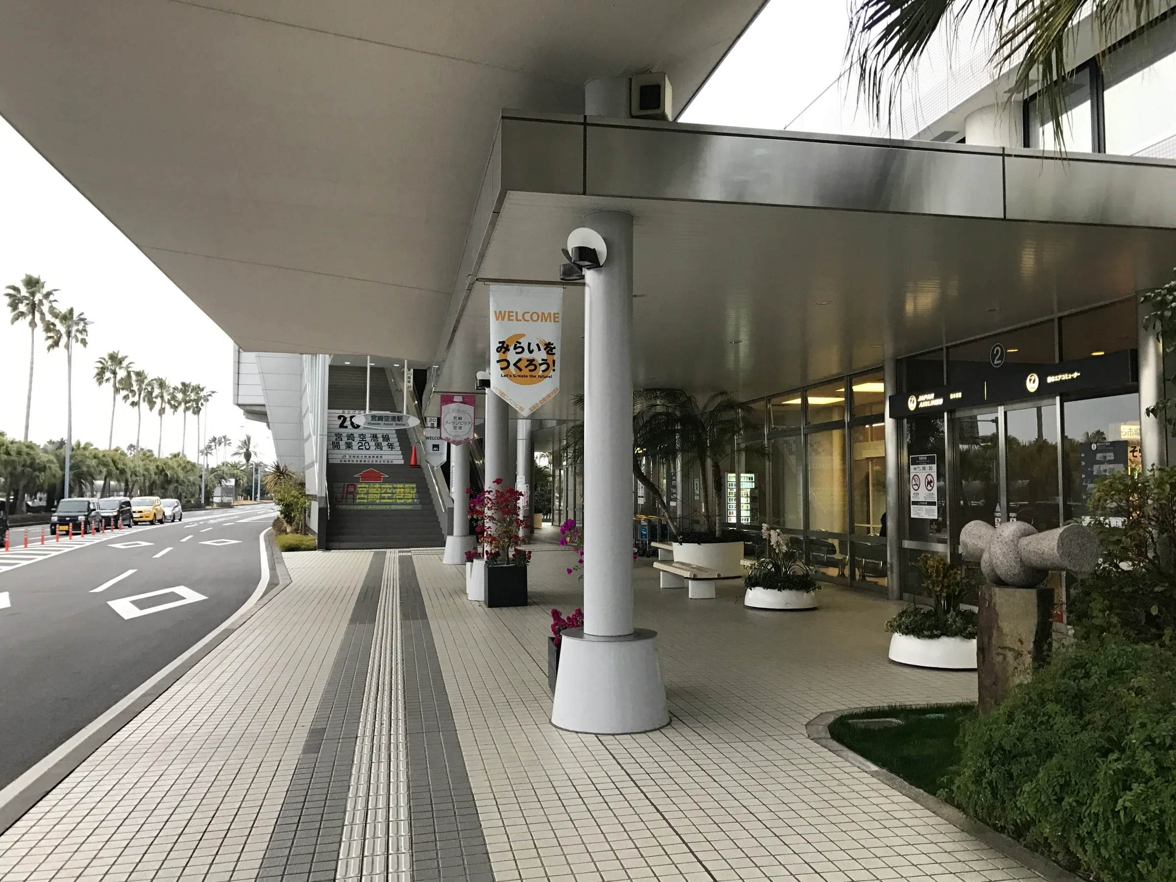 宮崎空港航廈外的 JR 車站入口與步行通道