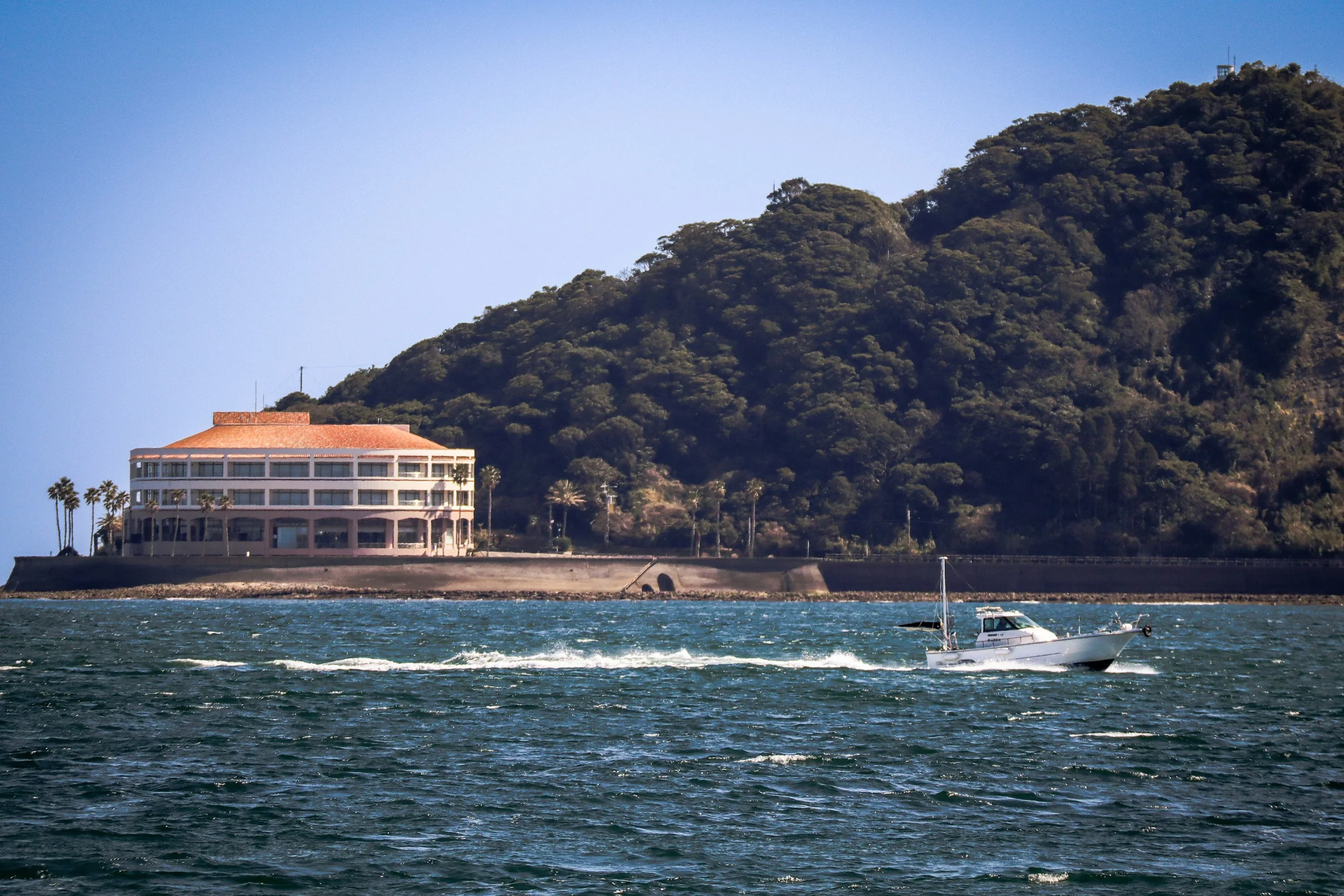 青島 Beach Park 海岸邊的建築、船隻與海面
