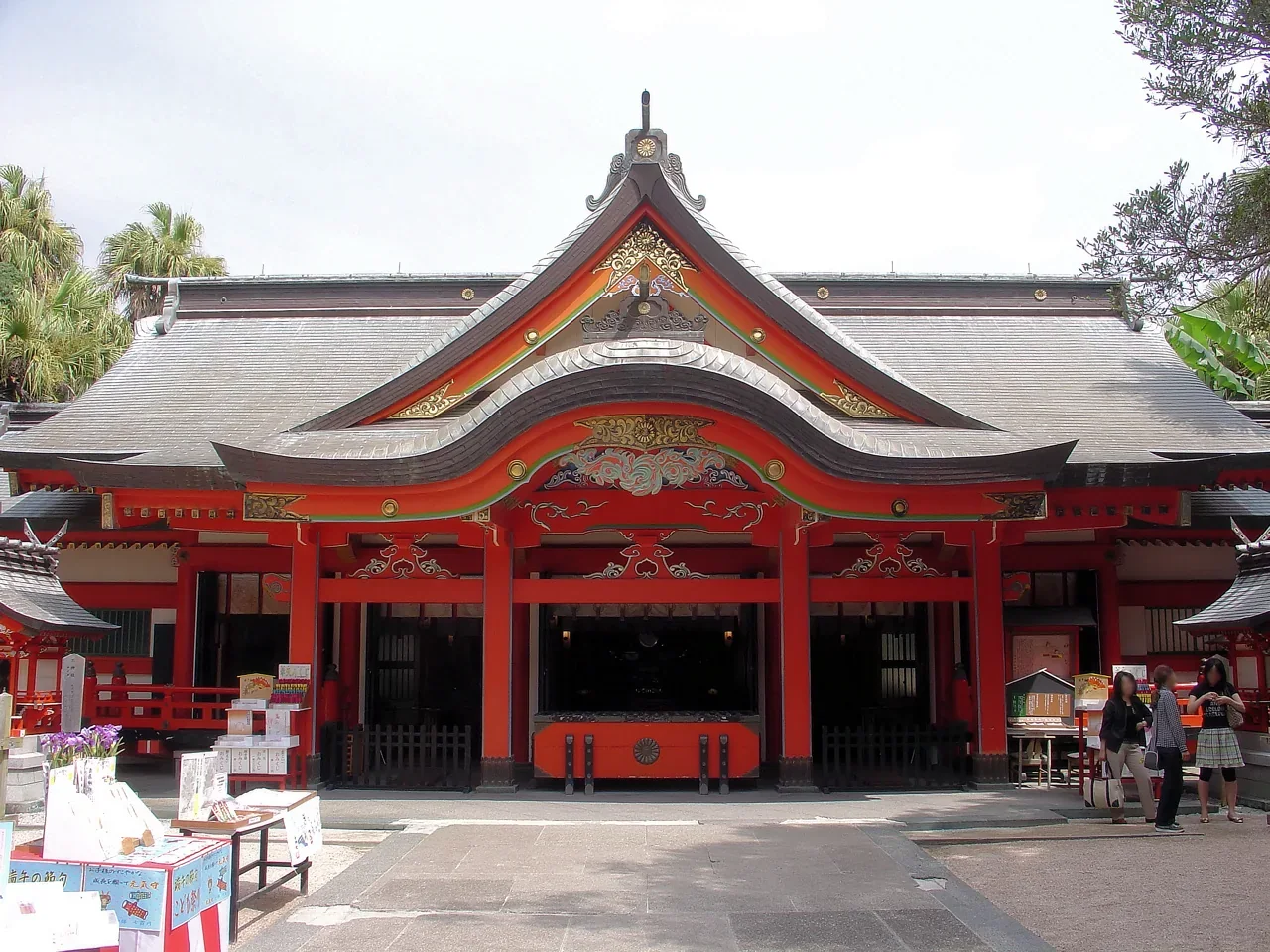 宮崎青島神社朱紅色拜殿與亞熱帶植物