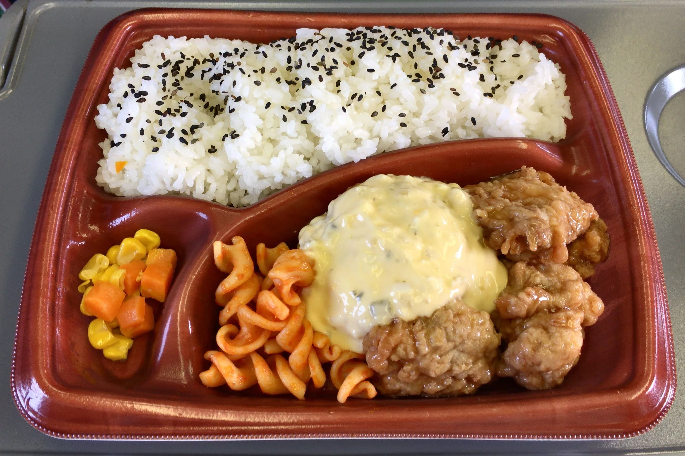 便利店便當中的雞南蠻雞塊配塔塔醬和白飯