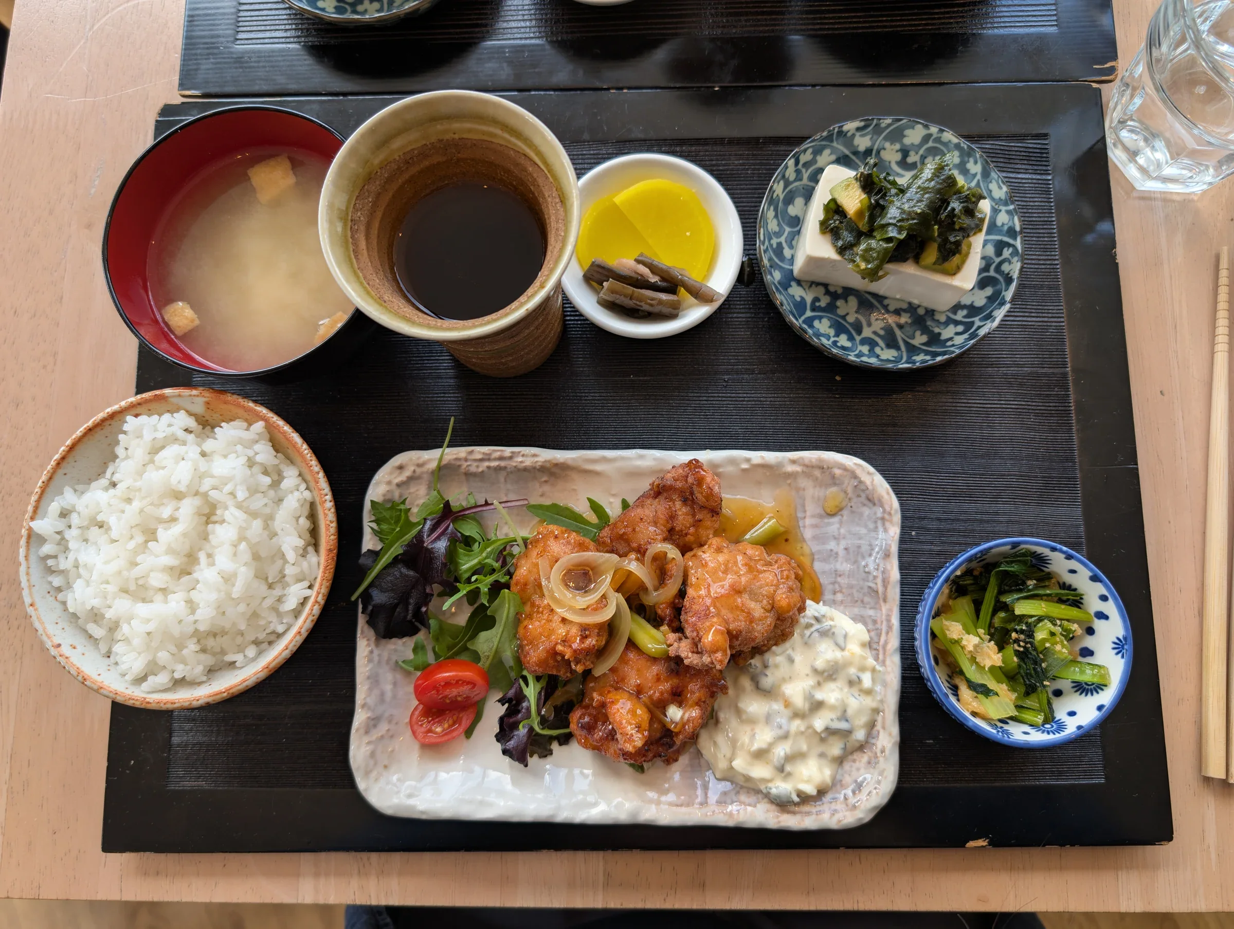雞南蠻定食配白飯、味噌湯和小菜