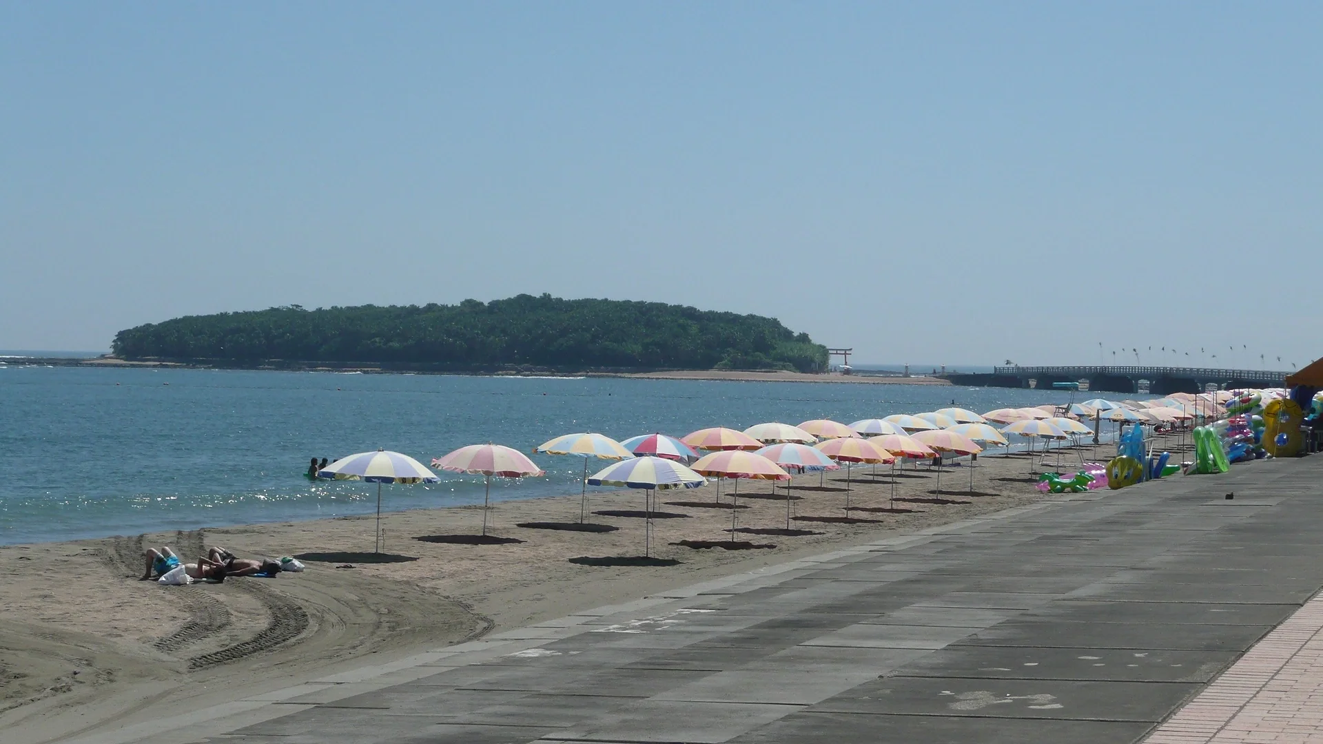 青島海水浴場望向青島島與海邊鳥居