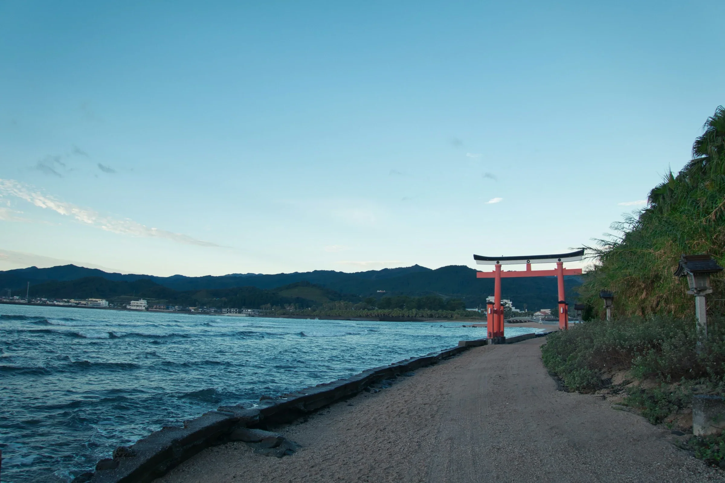 青島近海步道、海面與朱紅色鳥居