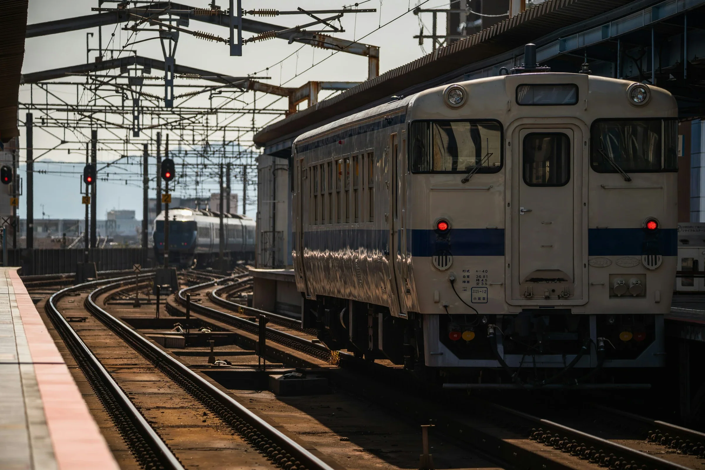 JR宮崎站月台上的列車與軌道
