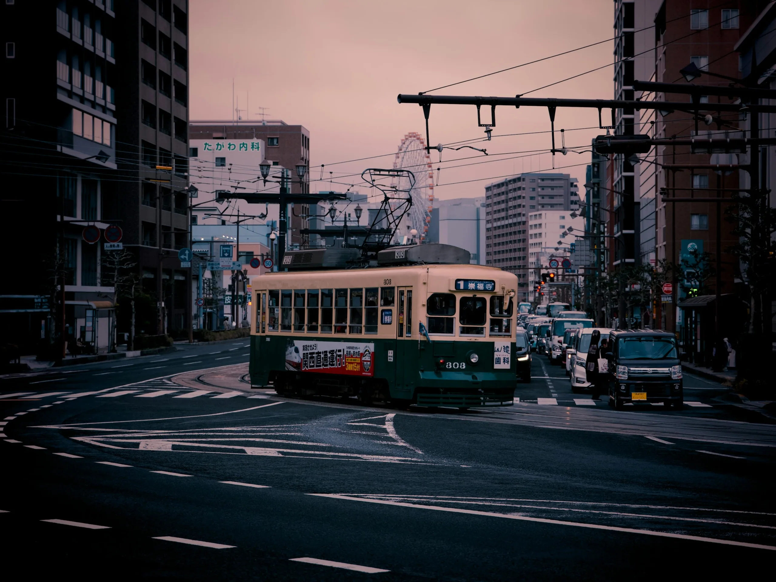 傍晚行駛於長崎市區街道的路面電車