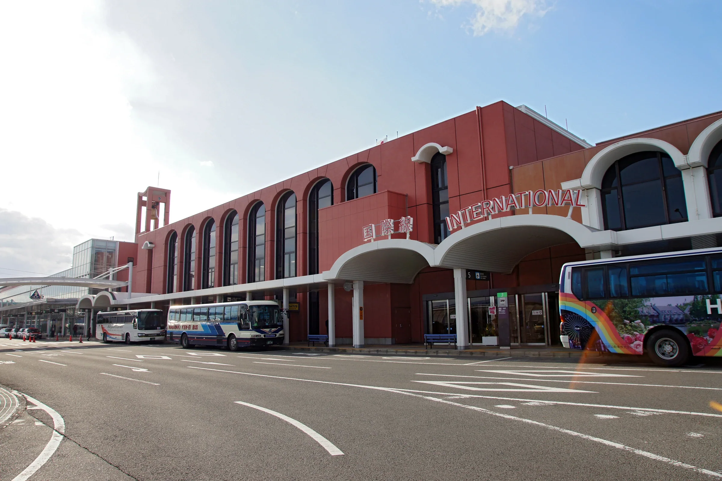 長崎機場航廈外觀及巴士乘車區