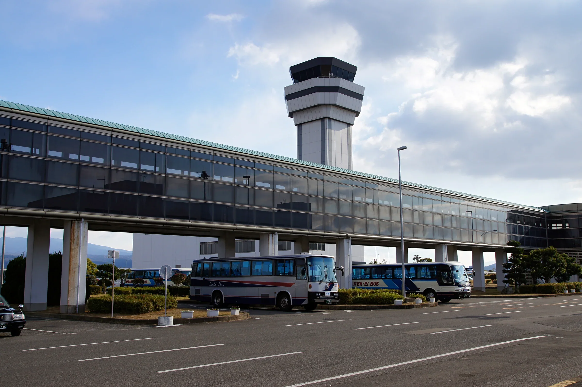 長崎機場航廈外的巴士與接送車道，前往諫早的旅客由此轉乘路線巴士
