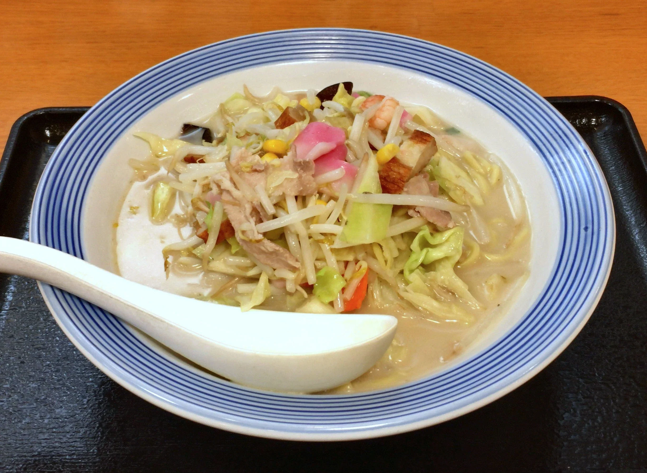 一碗長崎ちゃんぽん，配料有蔬菜、肉類、海鮮和粗麵