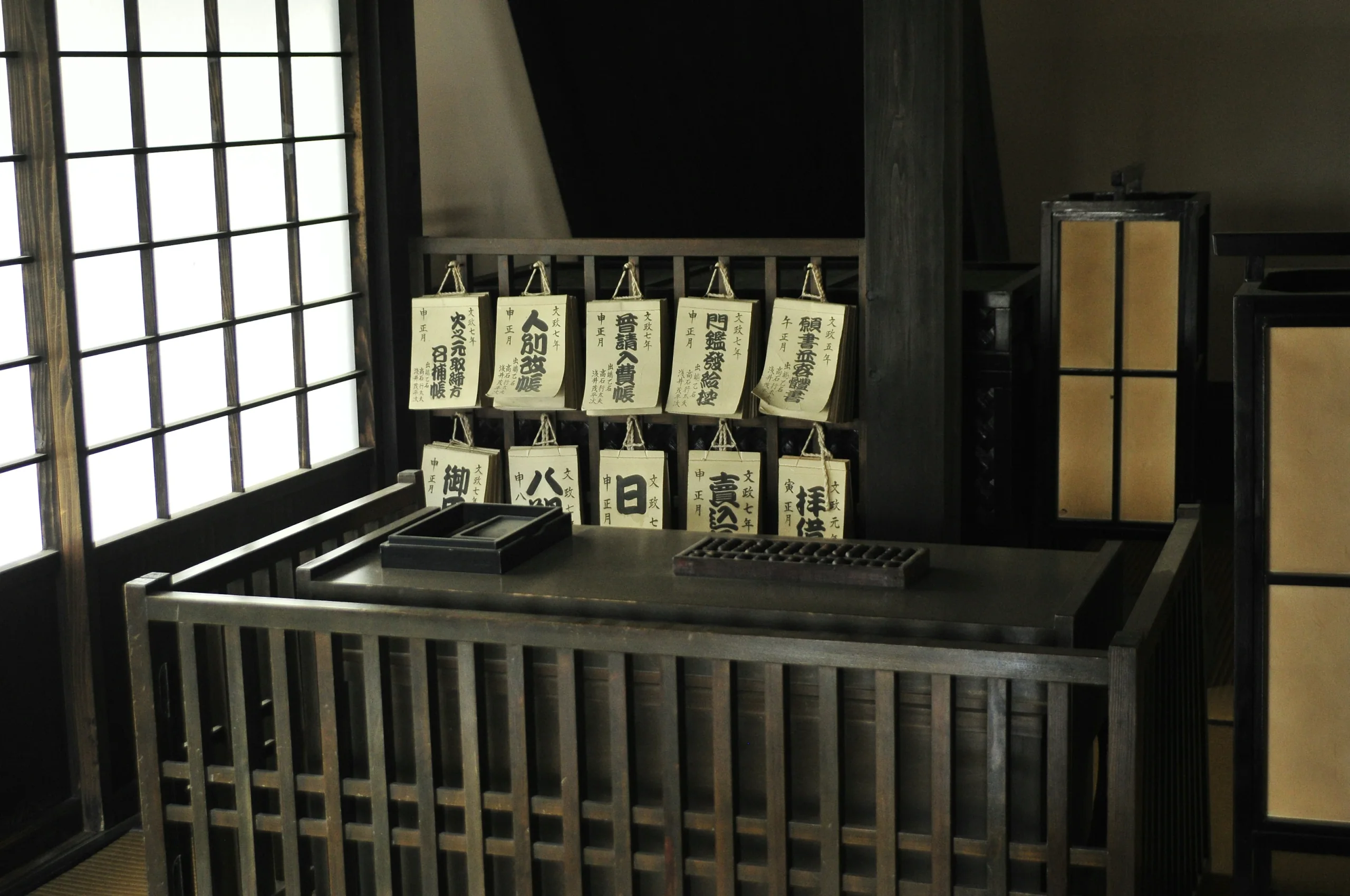 長崎出島商館倉庫復原室內的貨物登記櫃檯與日文帳冊