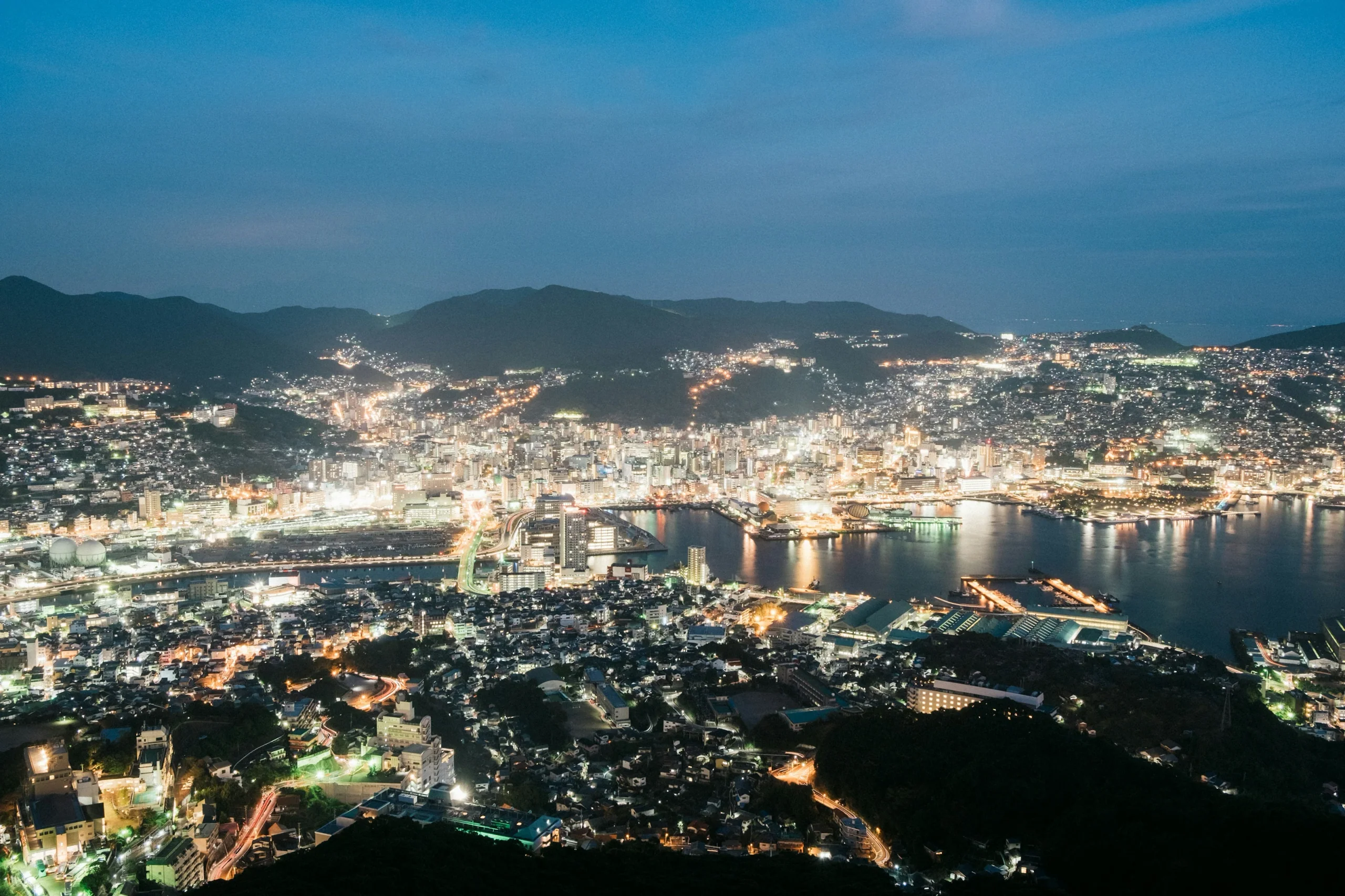 稻佐山俯瞰長崎港與市區的夜景