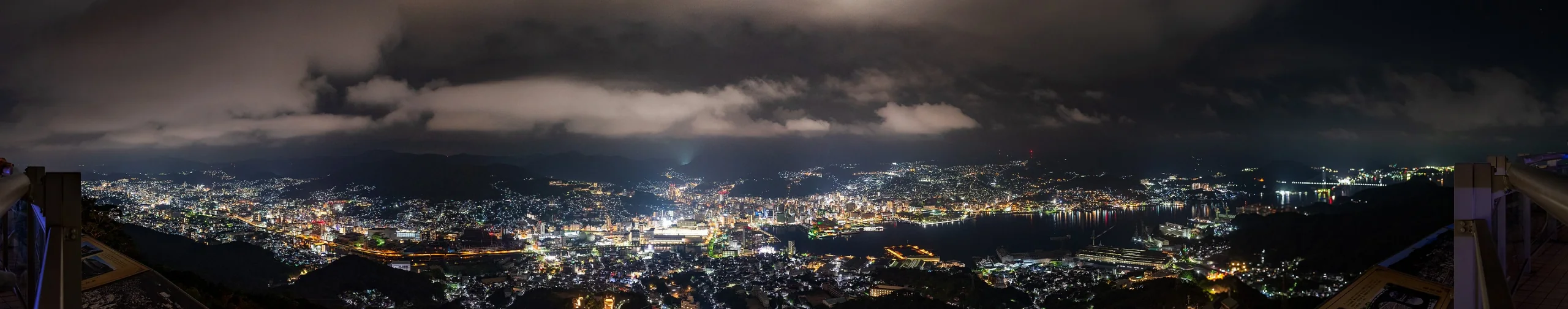 從稻佐山俯瞰長崎港與沿坡展開的市區夜景