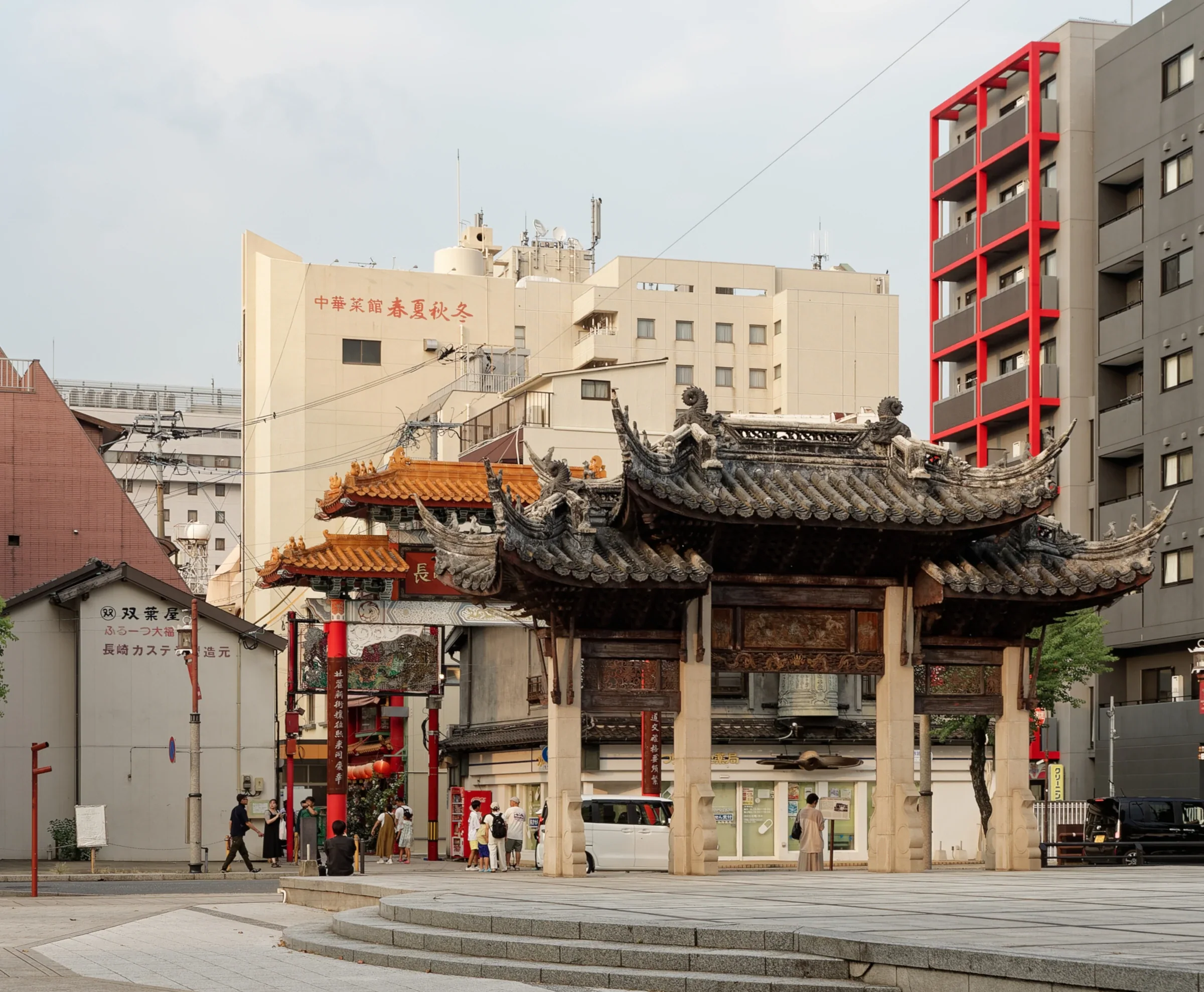 長崎新地中華街的中華門牌樓與街道
