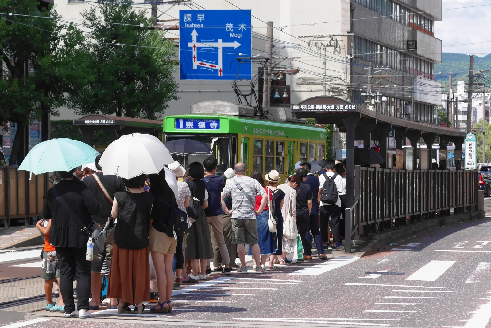新地中華街路面電車站繁忙時段,帶大行李時要把上下車空間算進去