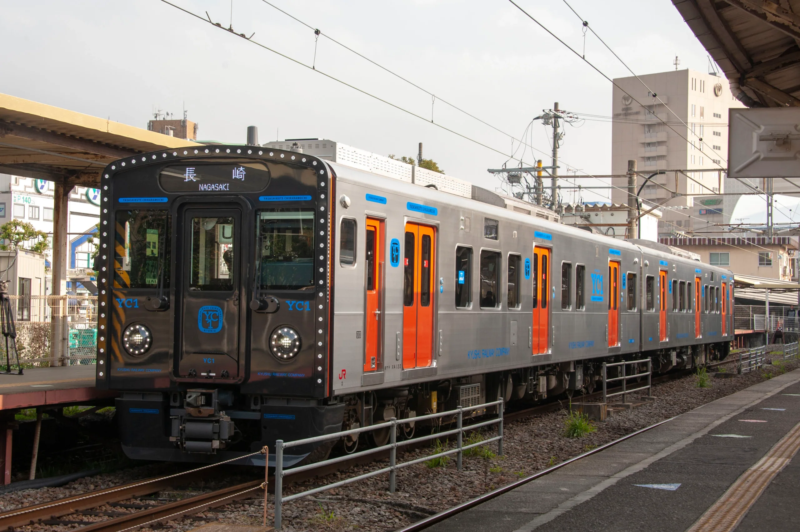 JR九州YC1系柴油列車停靠長崎站，列車標示Sea Side Liner