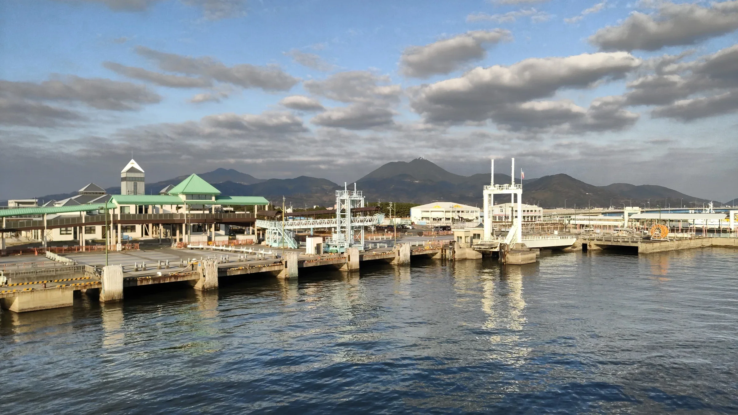 熊本港渡輪碼頭、港池與遠方山景