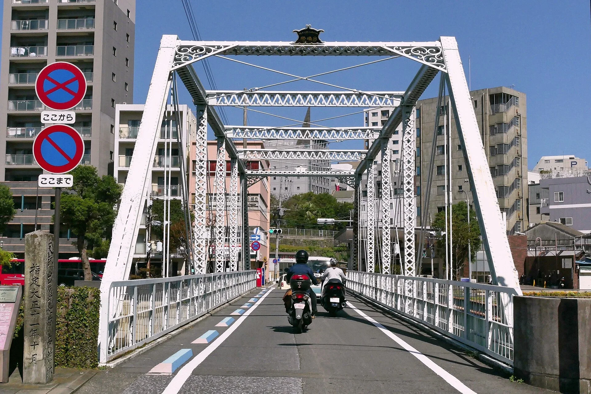 長崎市出島附近的橋樑橫跨水道，連接市區街道
