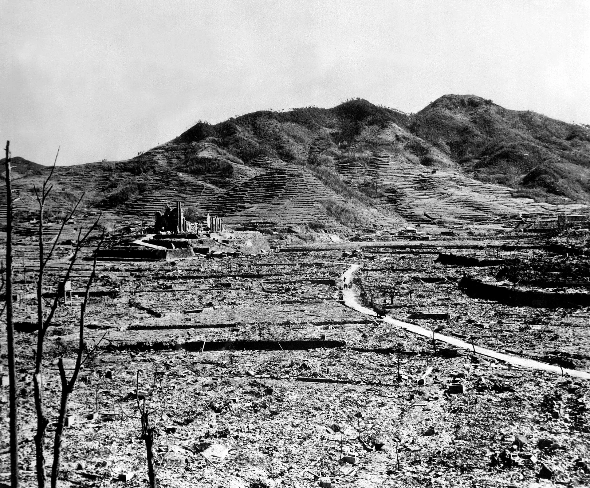 1945年原爆後的浦上地區，遠處山坡可見浦上天主堂遺構