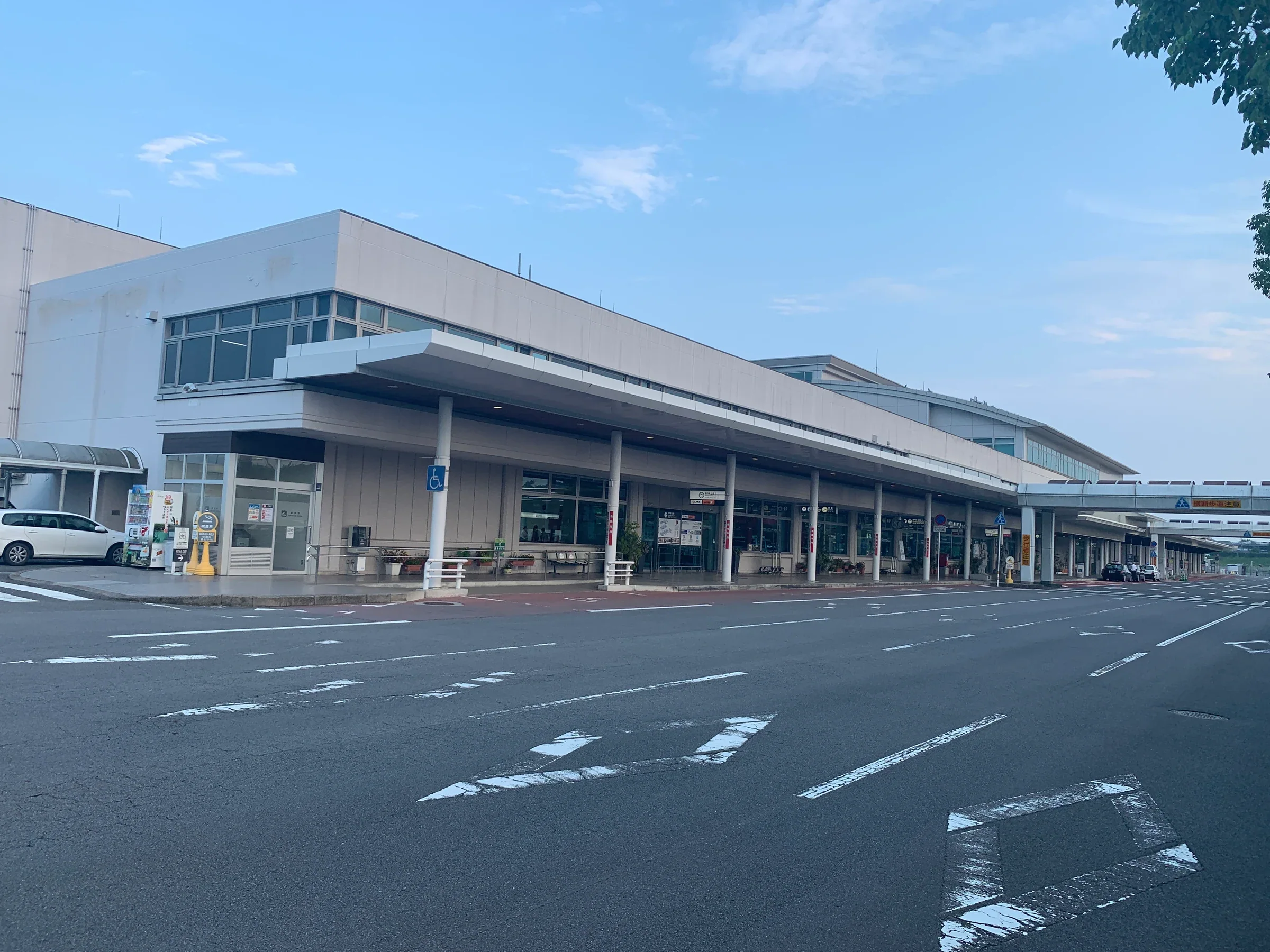 大分機場國內線航廈入口與車道，旅客由航廈步行前往巴士乘車處