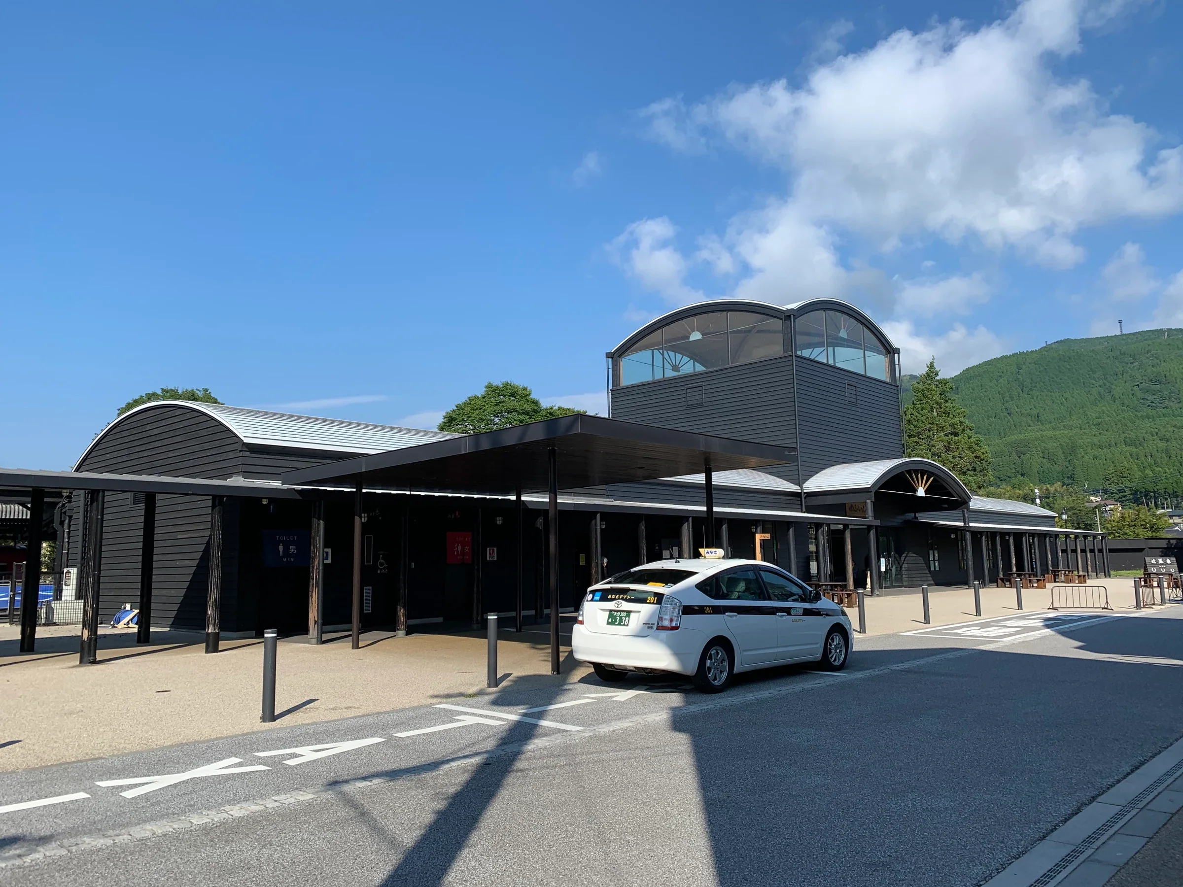 由布院站現用站舍外觀，空港巴士中心在JR車站旁