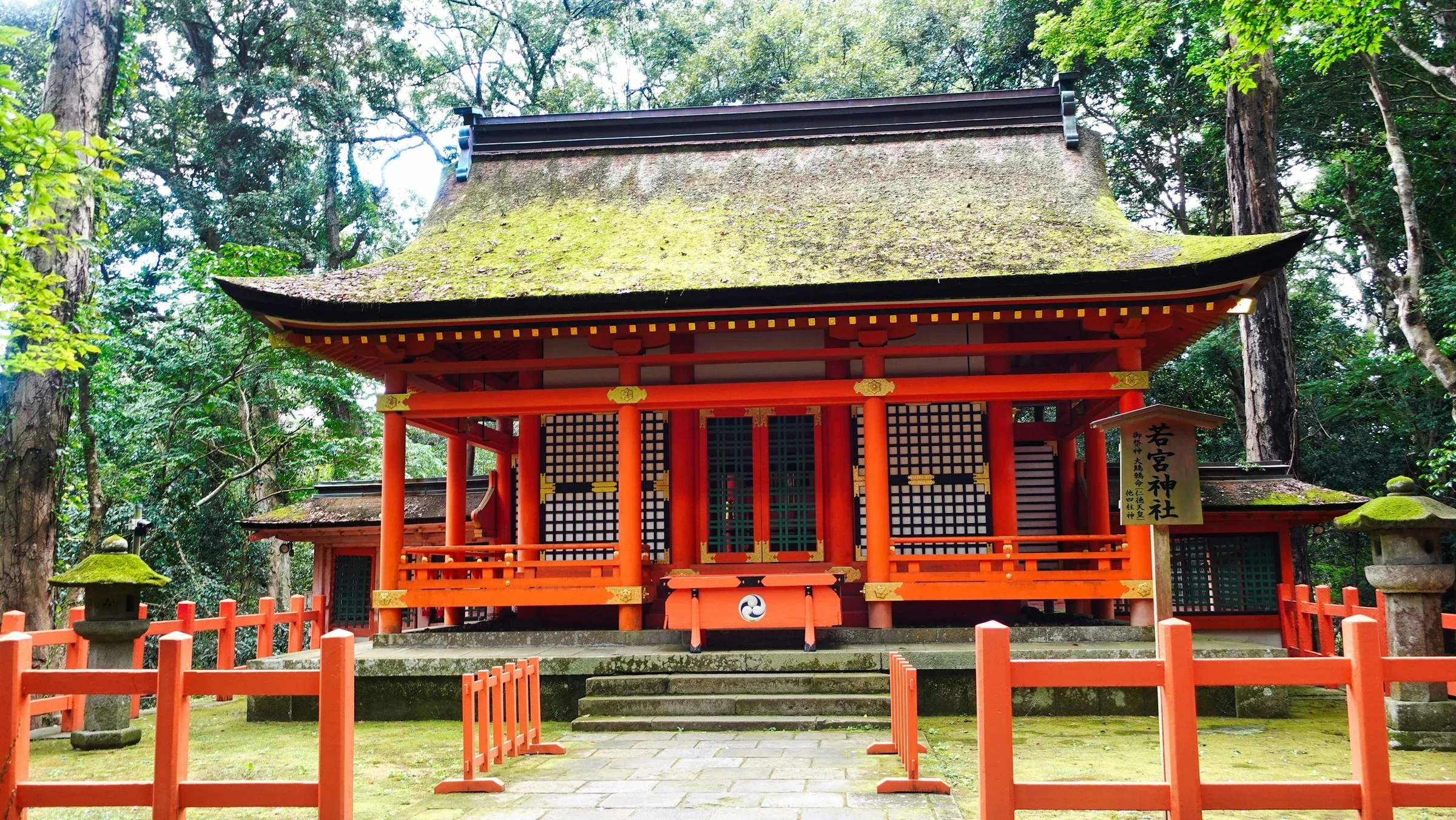 宇佐神宮朱紅色社殿與綠色屋頂