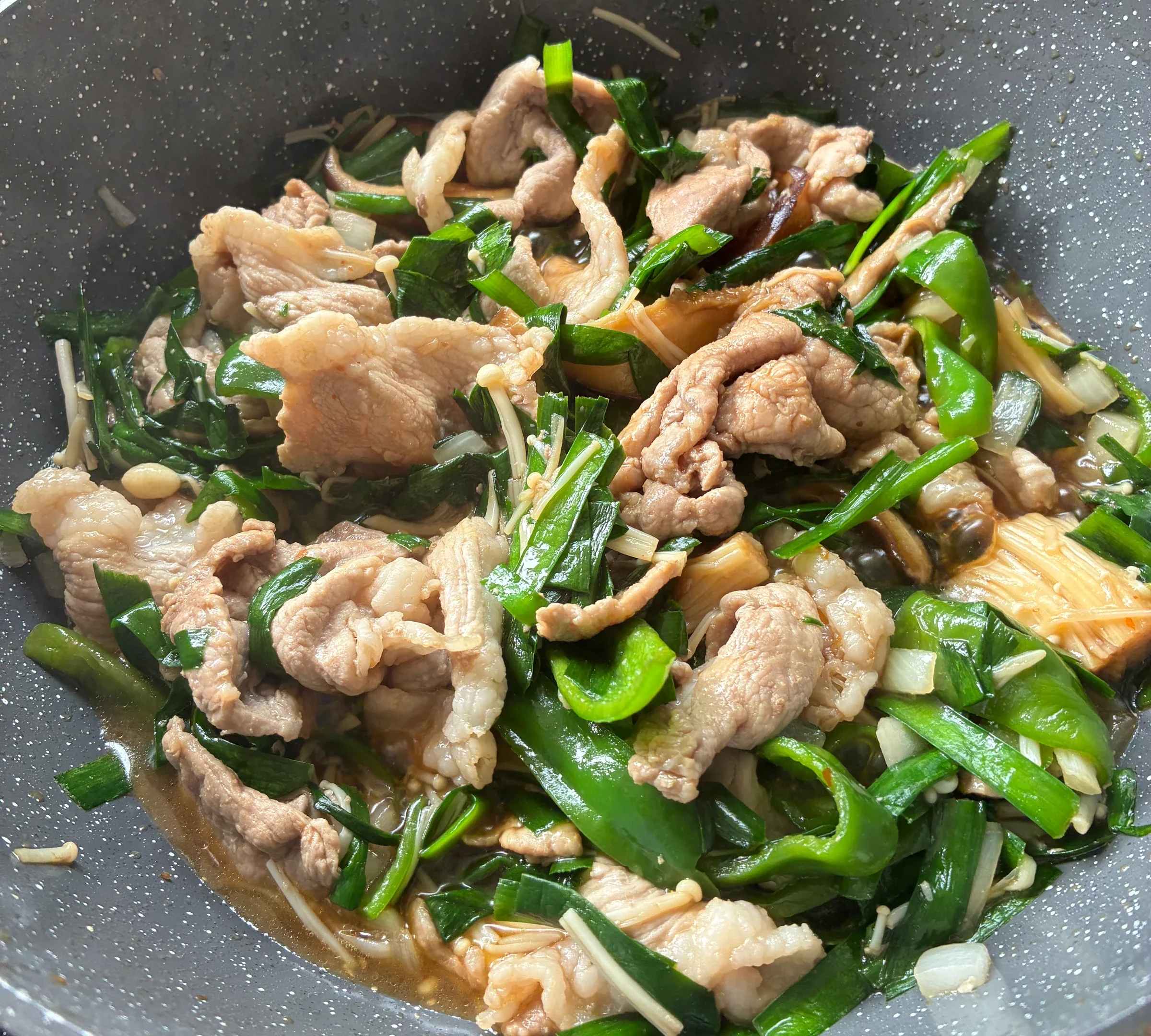 家常做法的大分にら豚，豬肉與韭菜在鍋中快炒