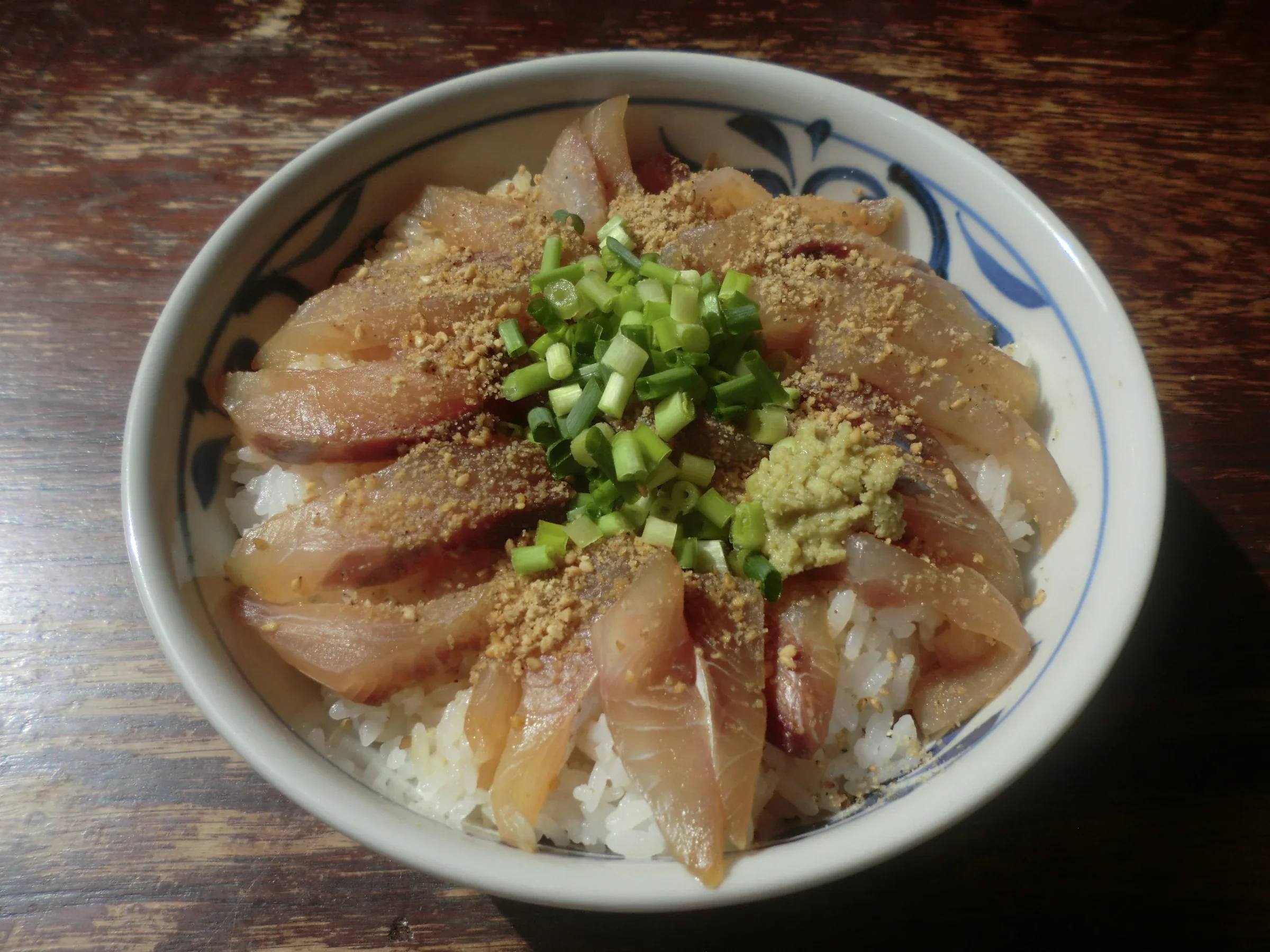 大分鄉土料理りゅうきゅう丼，醬油與芝麻醃魚片鋪在白飯上，配蔥花
