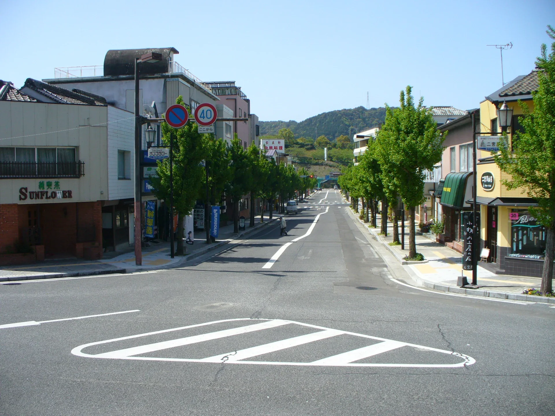 從有田車站一帶望向商店街與山坡，街道兩旁是本地店舖