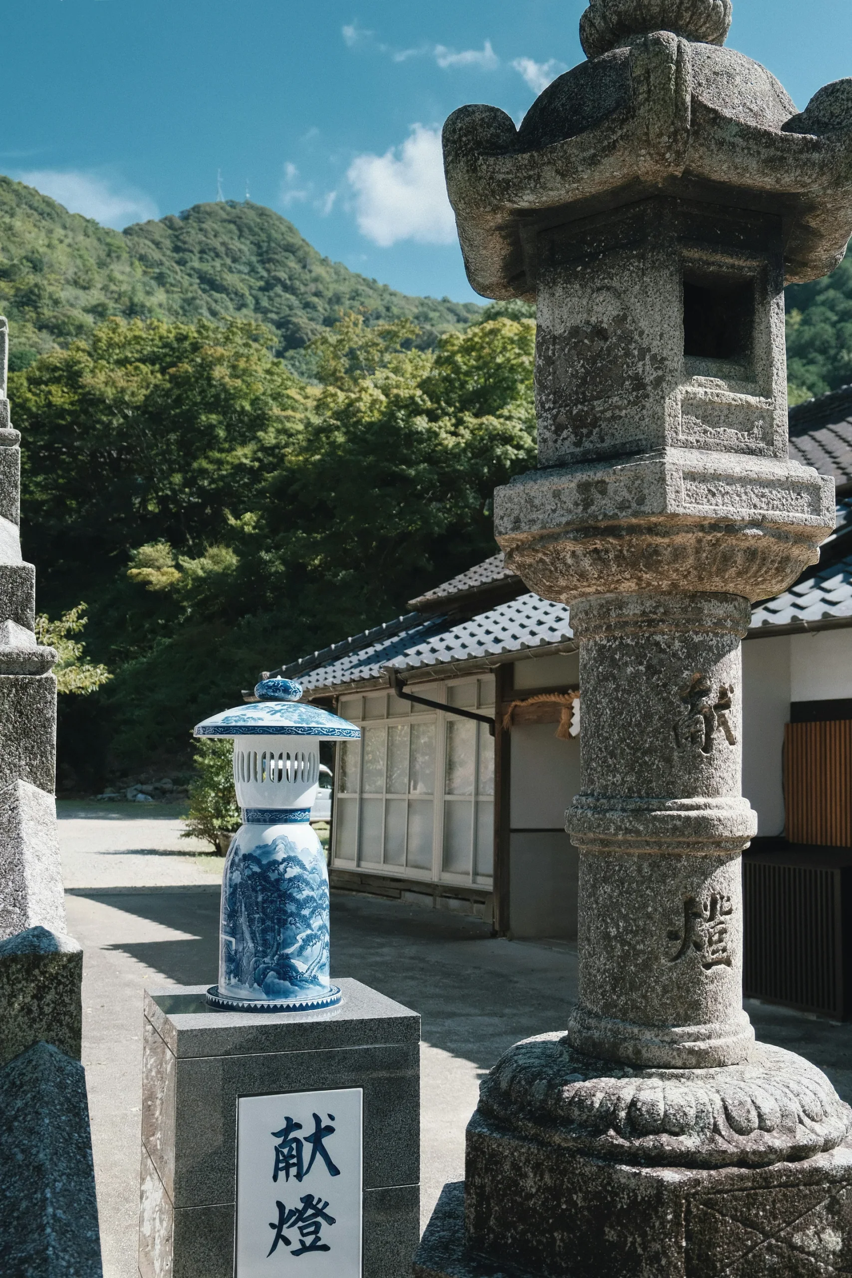 有田陶山神社石柱旁的青花瓷瓶與有田燒裝飾