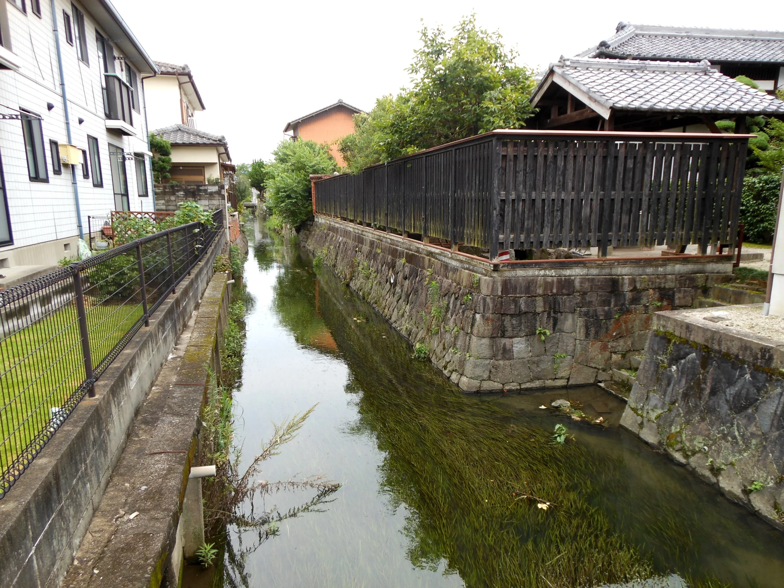 佐賀市柳町舊古賀家後方民宅間的水路，城下町街區實景