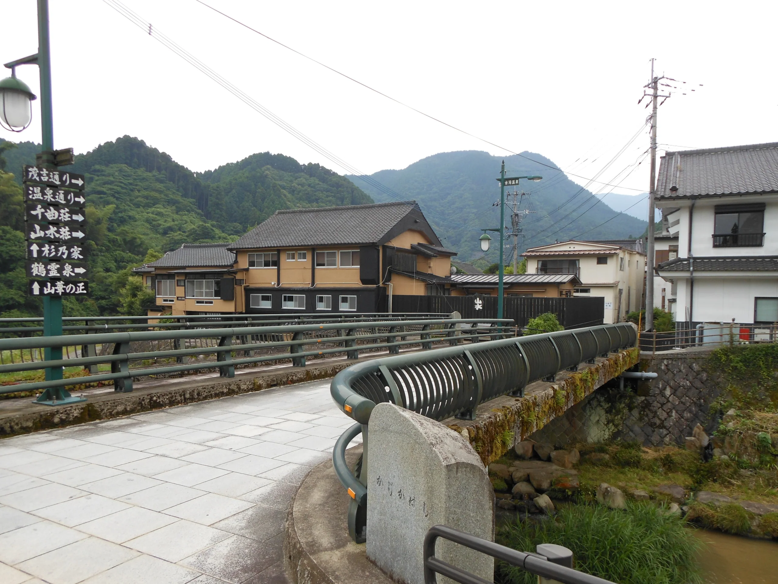 古湯溫泉街的嘉瀨川河岸與足湯設施，背景是佐賀市富士町山景