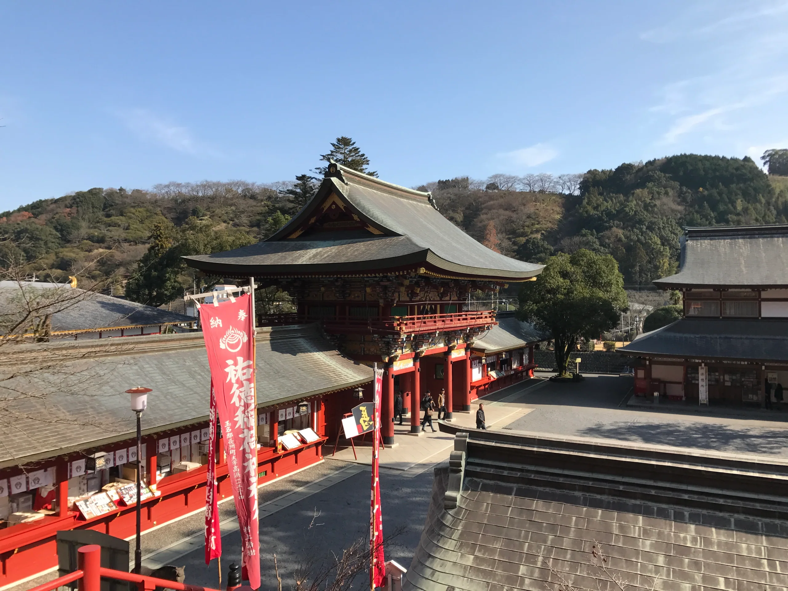 從祐德稻荷神社本殿階梯俯望樓門，階梯、樓門及周邊社殿清楚可見，對應此節祐德稻荷參拜安排。