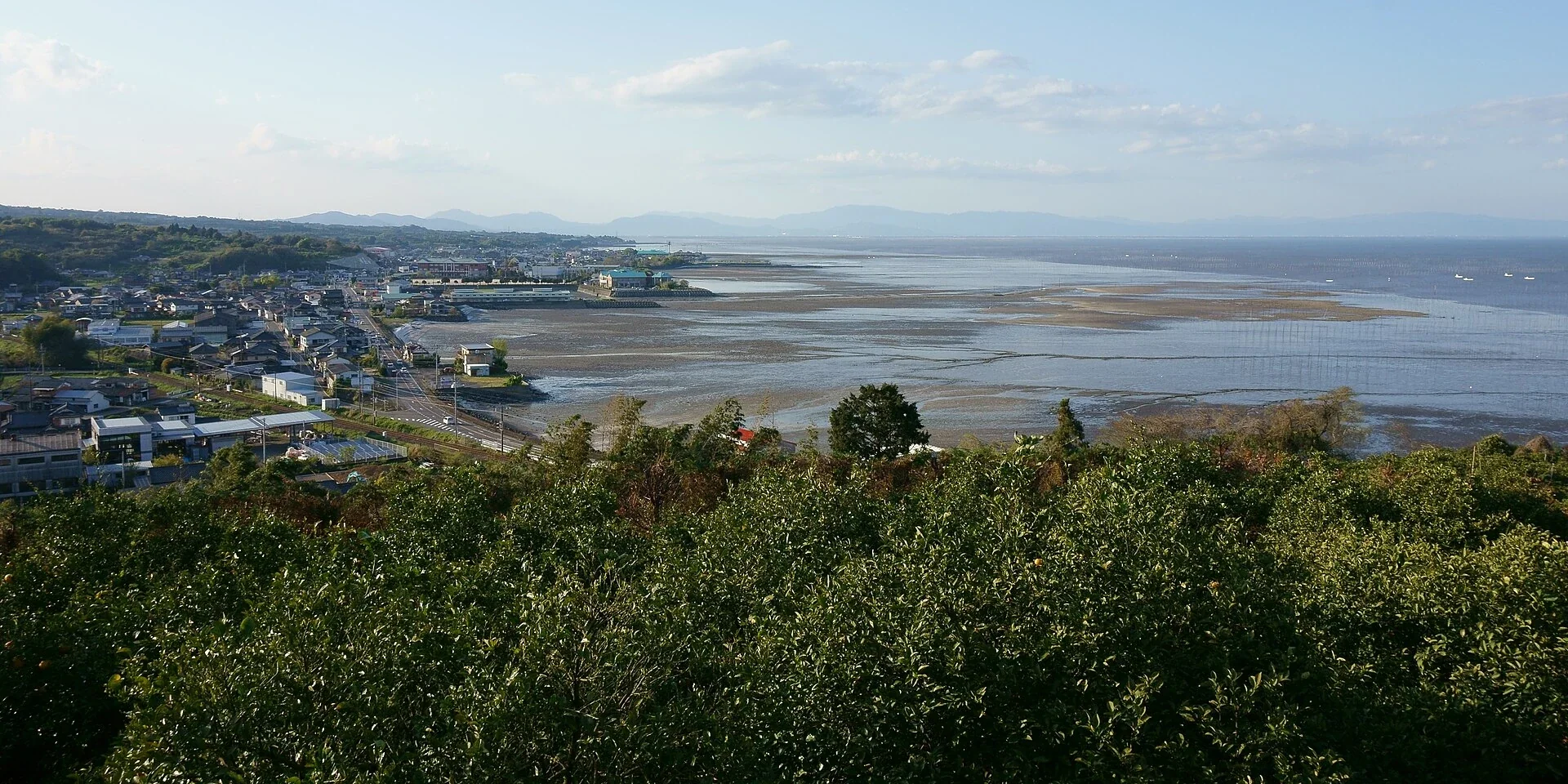 佐賀縣太良町有明海潮退後露出的泥灘與海岸聚落